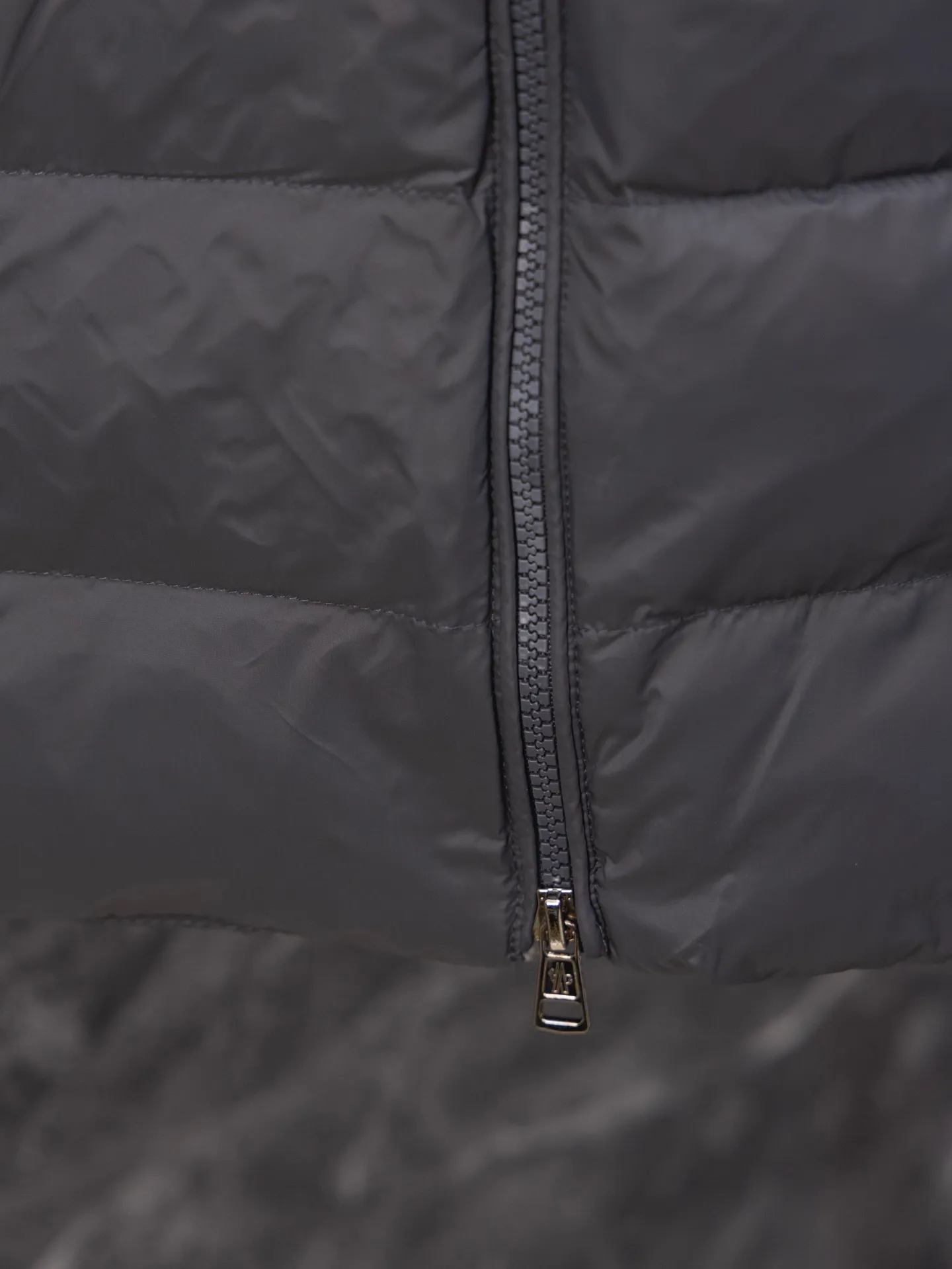P530 Model No. J0140 MONCLER Covered Armband Knitted Down Jacket Made of 460g terry fabric with clear lines. Original order customization 1:1 with smooth and delicate lines. Better hand feel. Not easy to deform, not easy to shrink, not easy to fade. Maintains long-lasting beauty. Color Black Gray Size S-XL