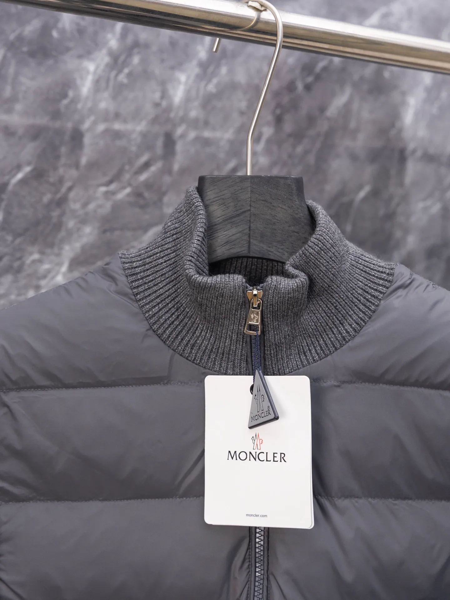 P530 Model No. J0140 MONCLER Covered Armband Knitted Down Jacket Made of 460g terry fabric with clear lines. Original order customization 1:1 with smooth and delicate lines. Better hand feel. Not easy to deform, not easy to shrink, not easy to fade. Maintains long-lasting beauty. Color Black Gray Size S-XL