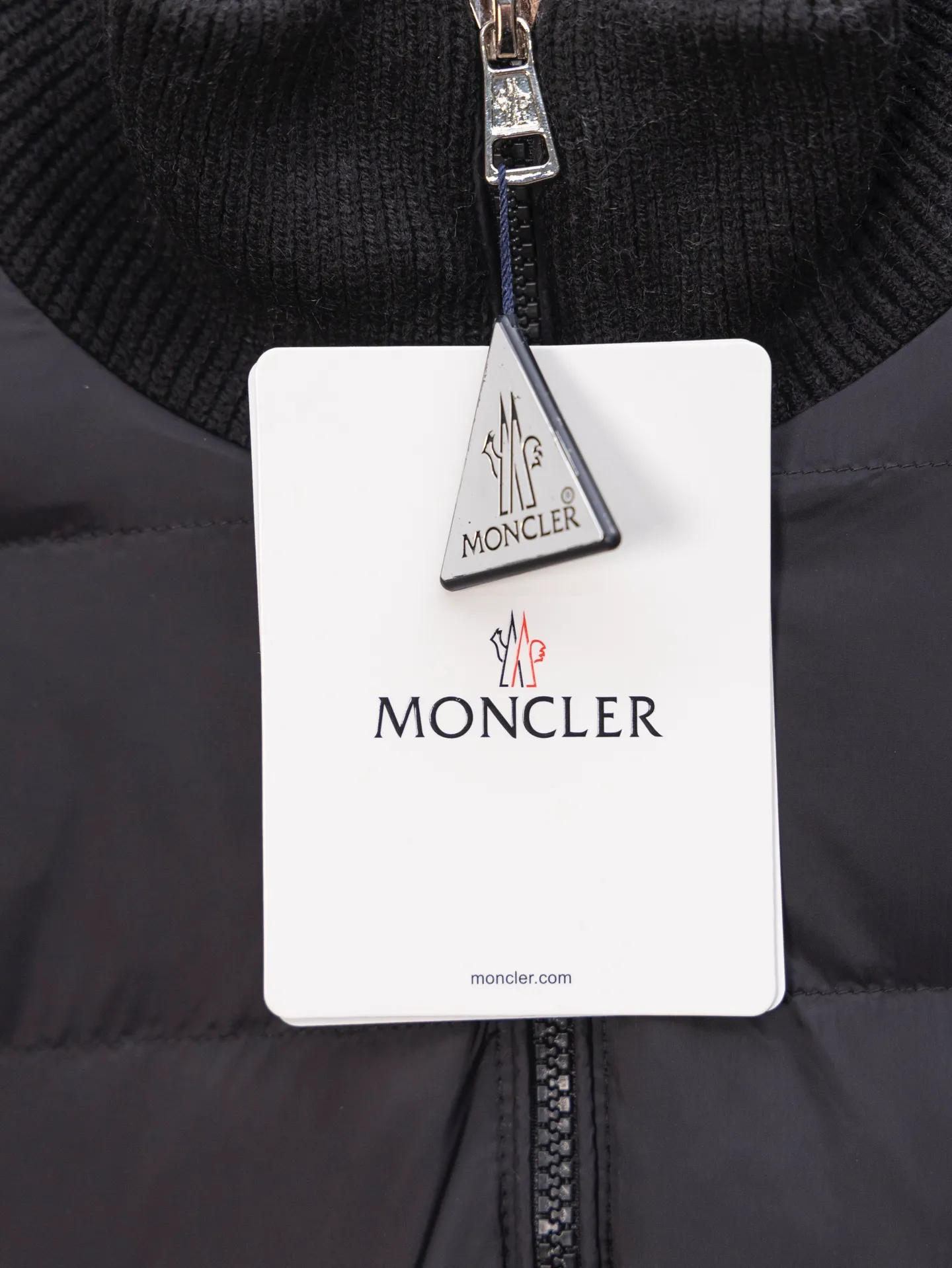 P530 Model No. J0140 MONCLER Covered Armband Knitted Down Jacket Made of 460g terry fabric with clear lines. Original order customization 1:1 with smooth and delicate lines. Better hand feel. Not easy to deform, not easy to shrink, not easy to fade. Maintains long-lasting beauty. Color Black Gray Size S-XL