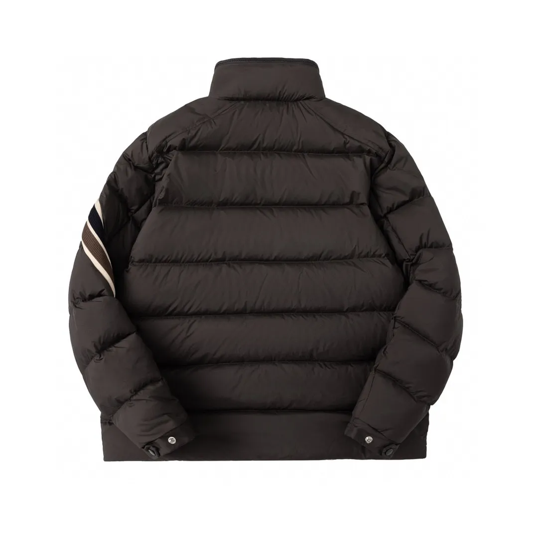 P860 with dust bag) Moncler Solayan three-color sleeves web trim down jacket jacket with premium goose down filling. The finest, lightest and neatest fabric. Solayan men's short down jacket is decorated with seasonal iconic stripe details, blending sporty spirit and timeless style. The Solayan down jacket is made of micro chic fabric and has a tough square shape design, highlighting Moncler's sporty spirit. This cropped down jacket features tricolor stripes on the sleeves, a seasonal take on the brand's signature. Comes with a practical pull-out hood. Details •Made from micro chic nylon fabric •Micro chic nylon lining •Down filled •Pull-out hood •Zip closure •Zip pockets •Adjustable cuffs •Elastic drawstring hem •Tri-color trim on sleeves Color: White Dark Brown Black Size : 1-5