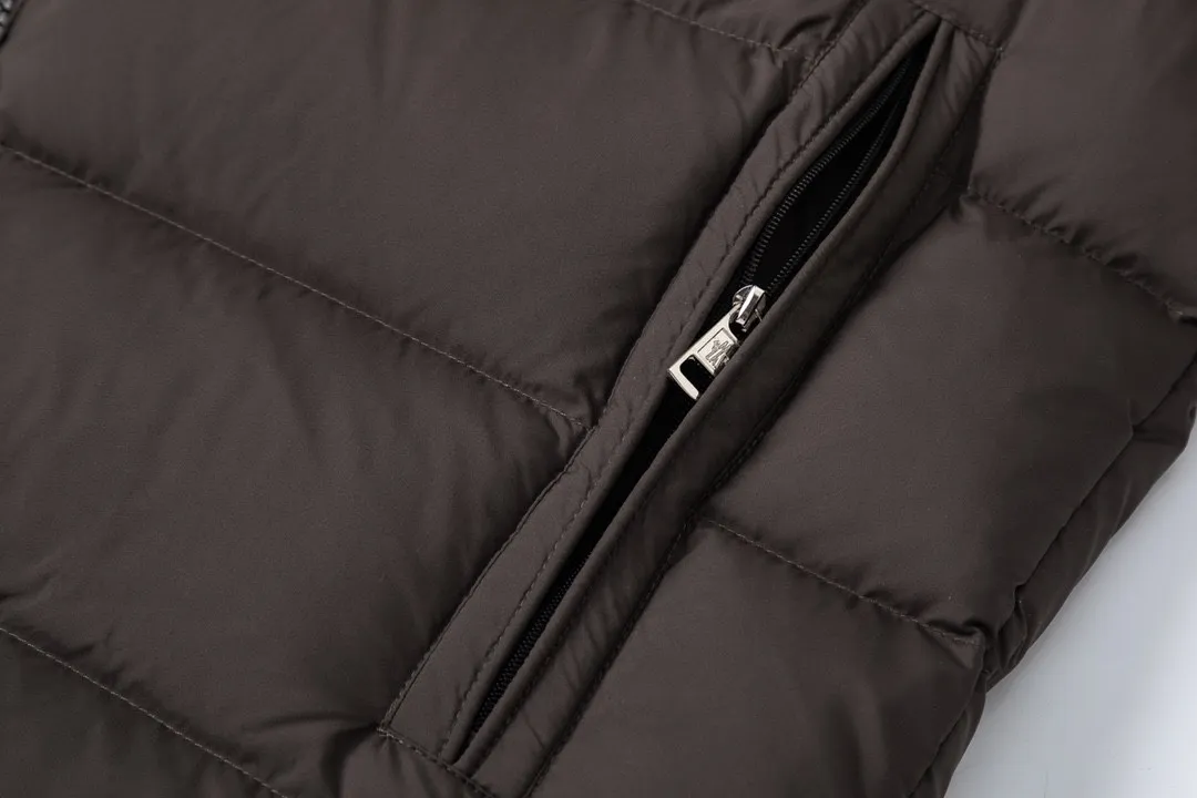 P860 with dust bag) Moncler Solayan three-color sleeves web trim down jacket jacket with premium goose down filling. The finest, lightest and neatest fabric. Solayan men's short down jacket is decorated with seasonal iconic stripe details, blending sporty spirit and timeless style. The Solayan down jacket is made of micro chic fabric and has a tough square shape design, highlighting Moncler's sporty spirit. This cropped down jacket features tricolor stripes on the sleeves, a seasonal take on the brand's signature. Comes with a practical pull-out hood. Details •Made from micro chic nylon fabric •Micro chic nylon lining •Down filled •Pull-out hood •Zip closure •Zip pockets •Adjustable cuffs •Elastic drawstring hem •Tri-color trim on sleeves Color: White Dark Brown Black Size : 1-5