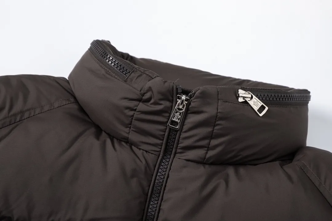 P860 with dust bag) Moncler Solayan three-color sleeves web trim down jacket jacket with premium goose down filling. The finest, lightest and neatest fabric. Solayan men's short down jacket is decorated with seasonal iconic stripe details, blending sporty spirit and timeless style. The Solayan down jacket is made of micro chic fabric and has a tough square shape design, highlighting Moncler's sporty spirit. This cropped down jacket features tricolor stripes on the sleeves, a seasonal take on the brand's signature. Comes with a practical pull-out hood. Details •Made from micro chic nylon fabric •Micro chic nylon lining •Down filled •Pull-out hood •Zip closure •Zip pockets •Adjustable cuffs •Elastic drawstring hem •Tri-color trim on sleeves Color: White Dark Brown Black Size : 1-5