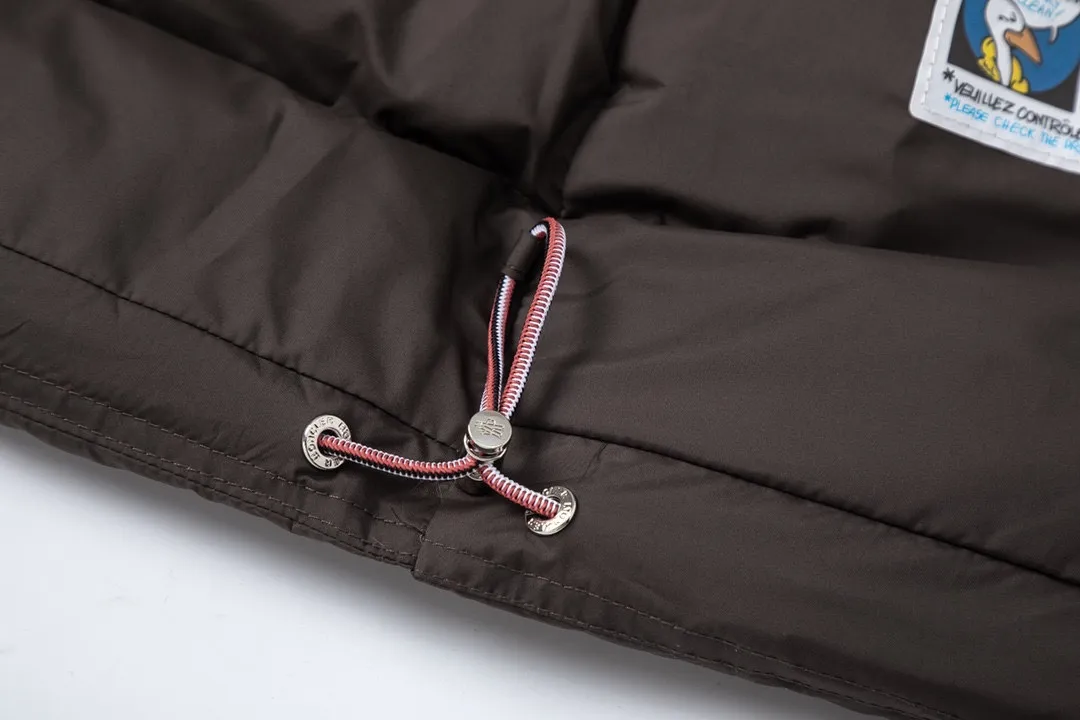 P860 with dust bag) Moncler Solayan three-color sleeves web trim down jacket jacket with premium goose down filling. The finest, lightest and neatest fabric. Solayan men's short down jacket is decorated with seasonal iconic stripe details, blending sporty spirit and timeless style. The Solayan down jacket is made of micro chic fabric and has a tough square shape design, highlighting Moncler's sporty spirit. This cropped down jacket features tricolor stripes on the sleeves, a seasonal take on the brand's signature. Comes with a practical pull-out hood. Details •Made from micro chic nylon fabric •Micro chic nylon lining •Down filled •Pull-out hood •Zip closure •Zip pockets •Adjustable cuffs •Elastic drawstring hem •Tri-color trim on sleeves Color: White Dark Brown Black Size : 1-5
