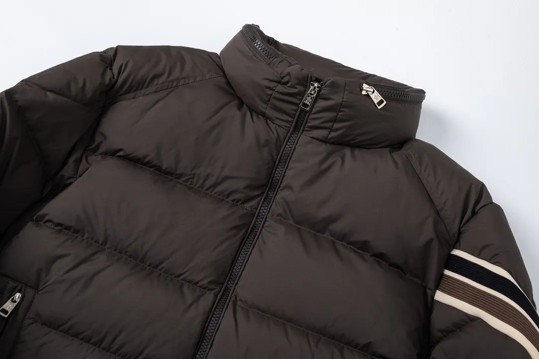 P860 with dust bag) Moncler Solayan three-color sleeves web trim down jacket jacket with premium goose down filling. The finest, lightest and neatest fabric. Solayan men's short down jacket is decorated with seasonal iconic stripe details, blending sporty spirit and timeless style. The Solayan down jacket is made of micro chic fabric and has a tough square shape design, highlighting Moncler's sporty spirit. This cropped down jacket features tricolor stripes on the sleeves, a seasonal take on the brand's signature. Comes with a practical pull-out hood. Details •Made from micro chic nylon fabric •Micro chic nylon lining •Down filled •Pull-out hood •Zip closure •Zip pockets •Adjustable cuffs •Elastic drawstring hem •Tri-color trim on sleeves Color: White Dark Brown Black Size : 1-5