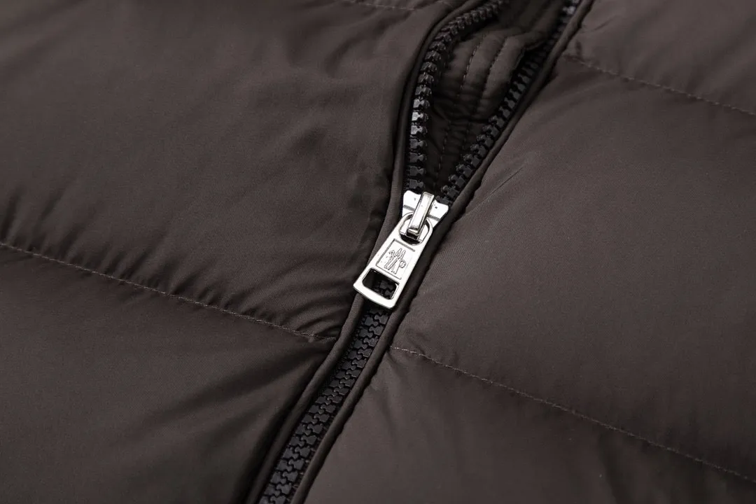 P860 with dust bag) Moncler Solayan three-color sleeves web trim down jacket jacket with premium goose down filling. The finest, lightest and neatest fabric. Solayan men's short down jacket is decorated with seasonal iconic stripe details, blending sporty spirit and timeless style. The Solayan down jacket is made of micro chic fabric and has a tough square shape design, highlighting Moncler's sporty spirit. This cropped down jacket features tricolor stripes on the sleeves, a seasonal take on the brand's signature. Comes with a practical pull-out hood. Details •Made from micro chic nylon fabric •Micro chic nylon lining •Down filled •Pull-out hood •Zip closure •Zip pockets •Adjustable cuffs •Elastic drawstring hem •Tri-color trim on sleeves Color: White Dark Brown Black Size : 1-5