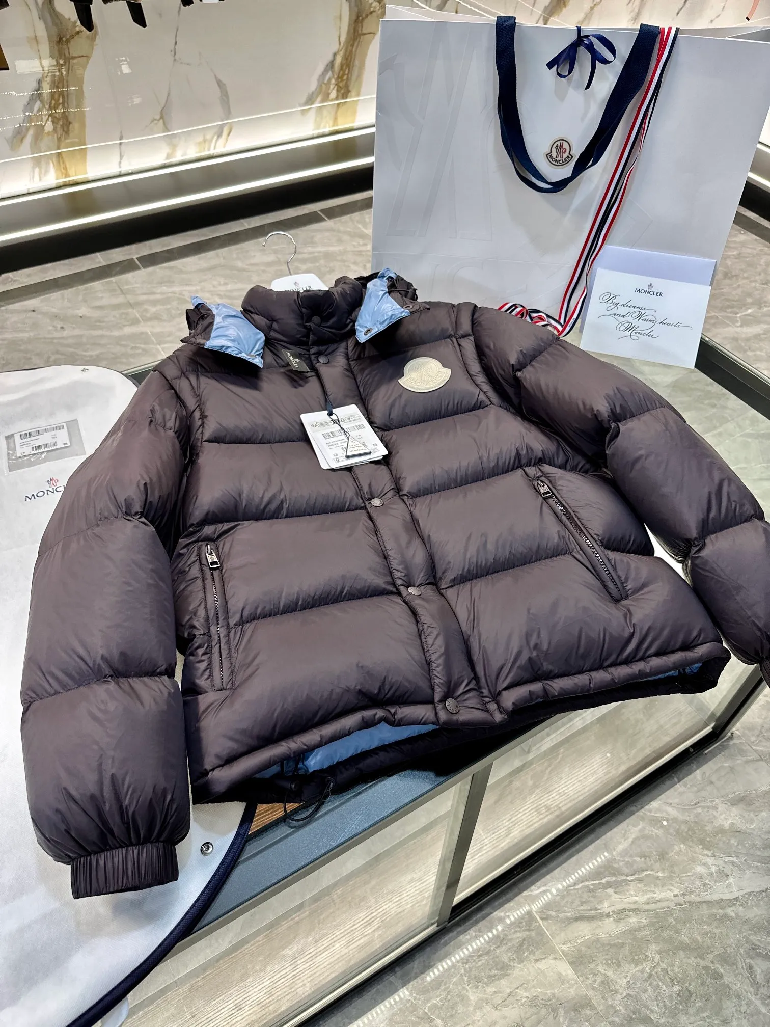 P900 Moncler Cyclone 2-in-1 down jacket. Real-shot video display. One piece of clothing can be worn in multiple ways. More details are displayed.