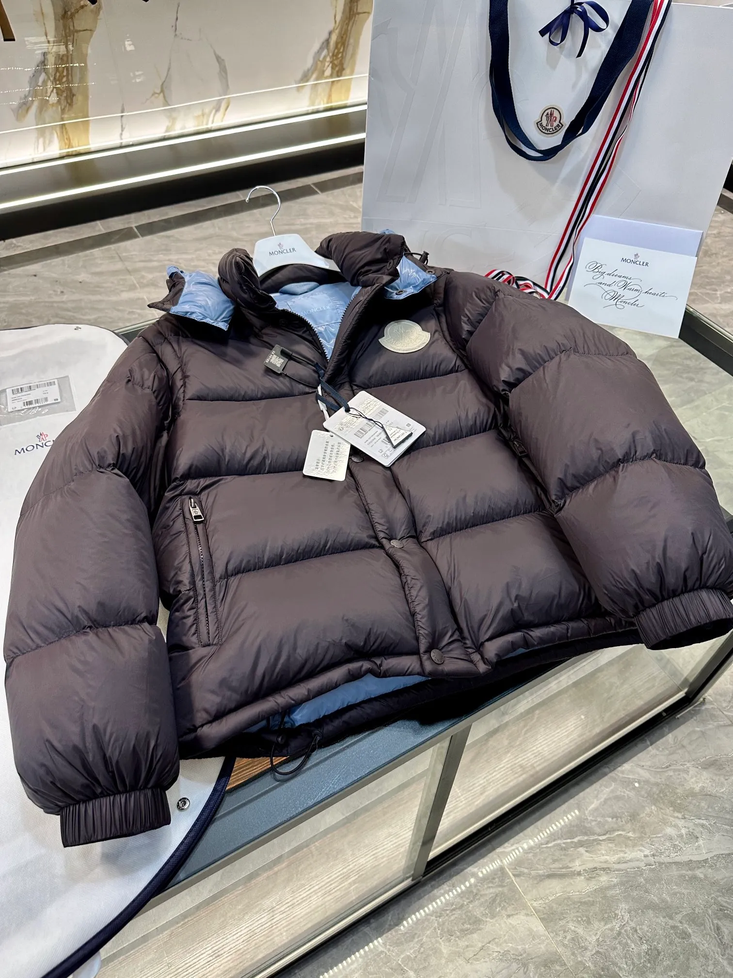 P900 Moncler Cyclone 2-in-1 down jacket. Real-shot video display. One piece of clothing can be worn in multiple ways. More details are displayed.