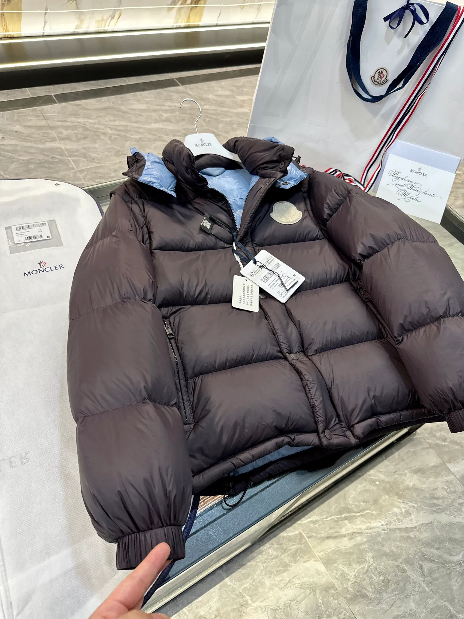 P900 Moncler Cyclone 2-in-1 down jacket. Real-shot video display. One piece of clothing can be worn in multiple ways. More details are displayed.