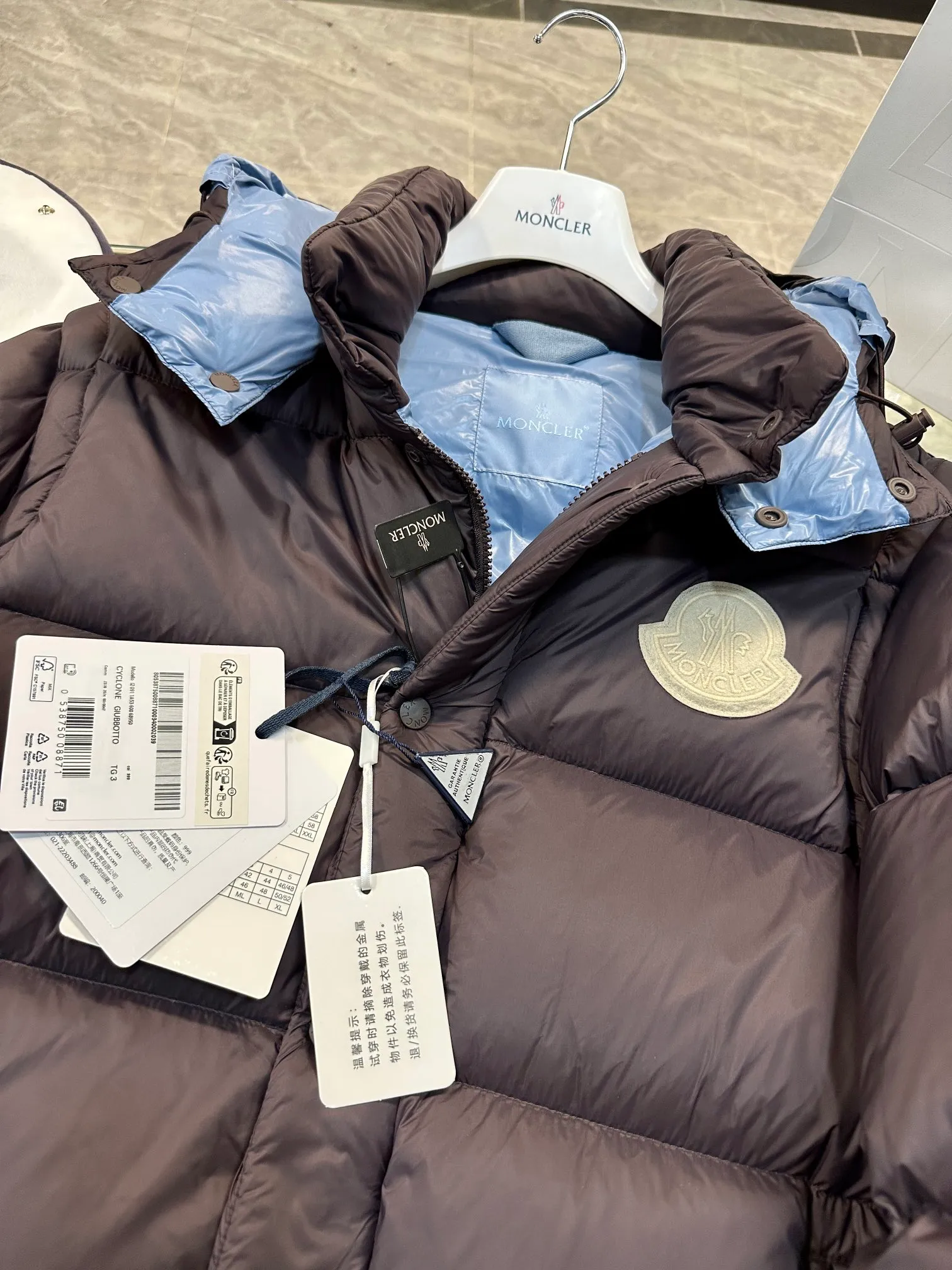 P900 Moncler Cyclone 2-in-1 down jacket. Real-shot video display. One piece of clothing can be worn in multiple ways. More details are displayed.