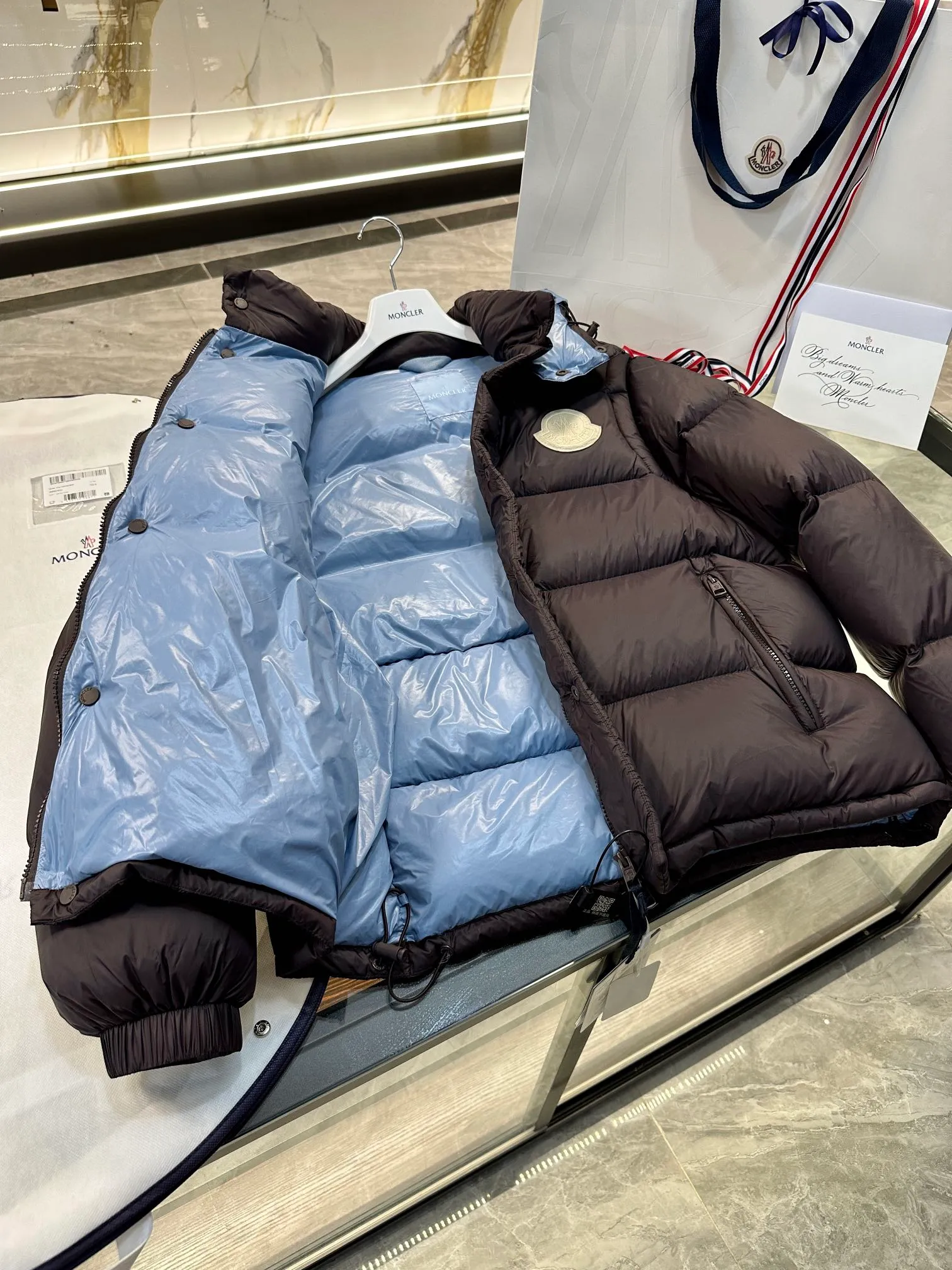 P900 Moncler Cyclone 2-in-1 down jacket. Real-shot video display. One piece of clothing can be worn in multiple ways. More details are displayed.