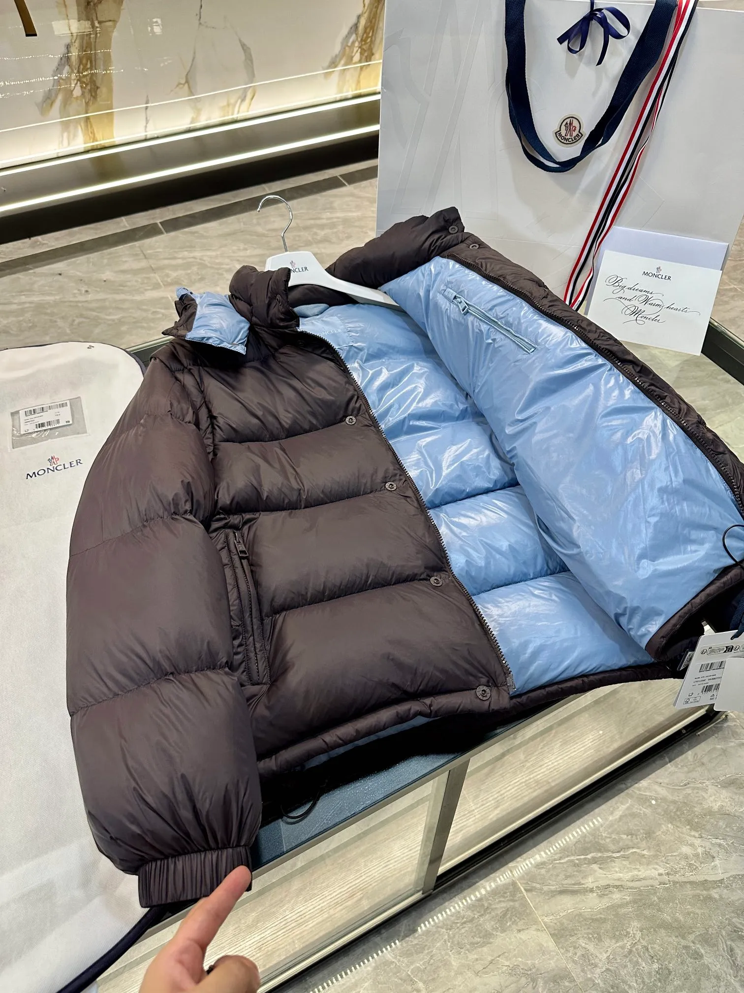 P900 Moncler Cyclone 2-in-1 down jacket. Real-shot video display. One piece of clothing can be worn in multiple ways. More details are displayed.