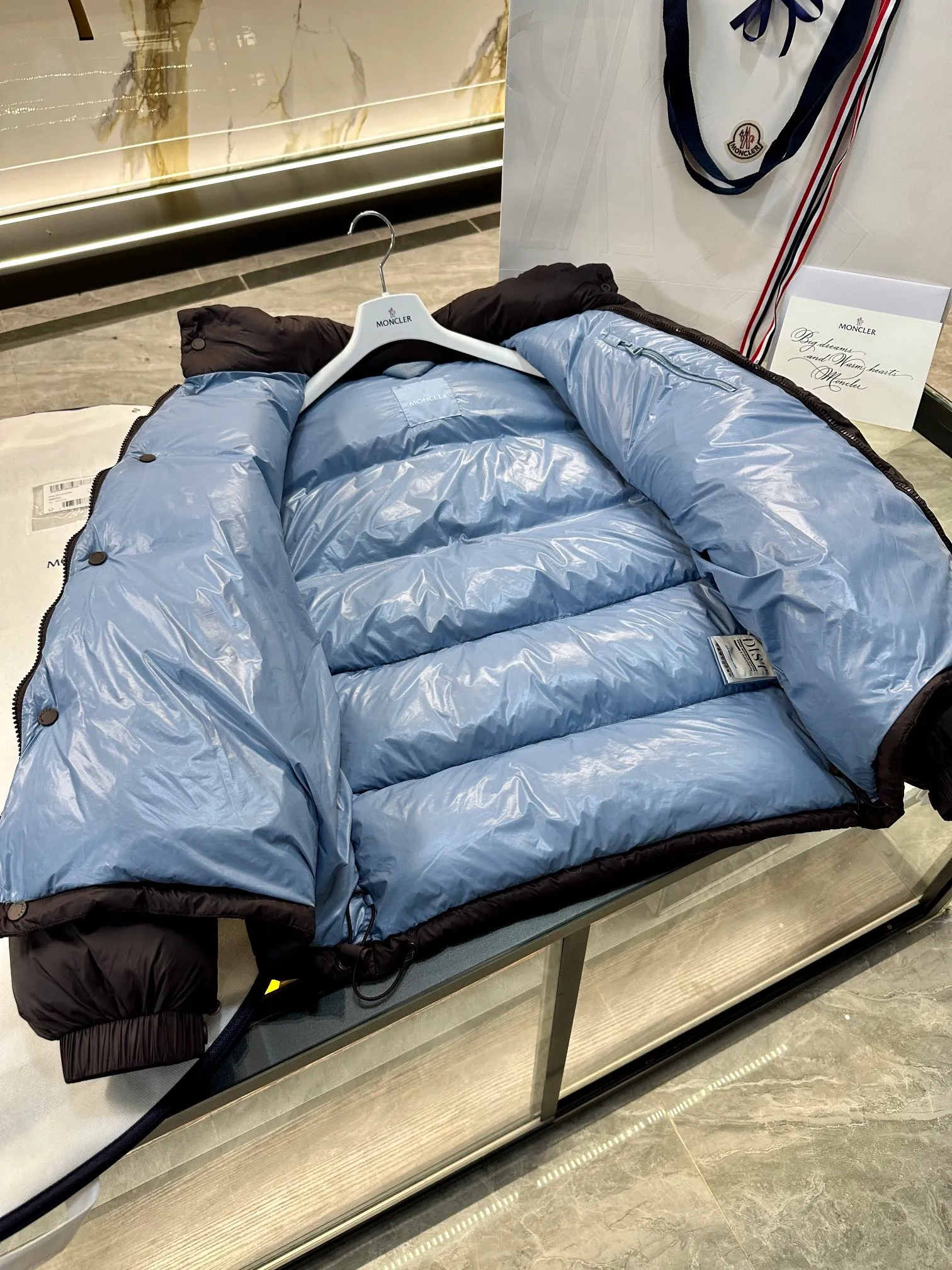 P900 Moncler Cyclone 2-in-1 down jacket. Real-shot video display. One piece of clothing can be worn in multiple ways. More details are displayed.