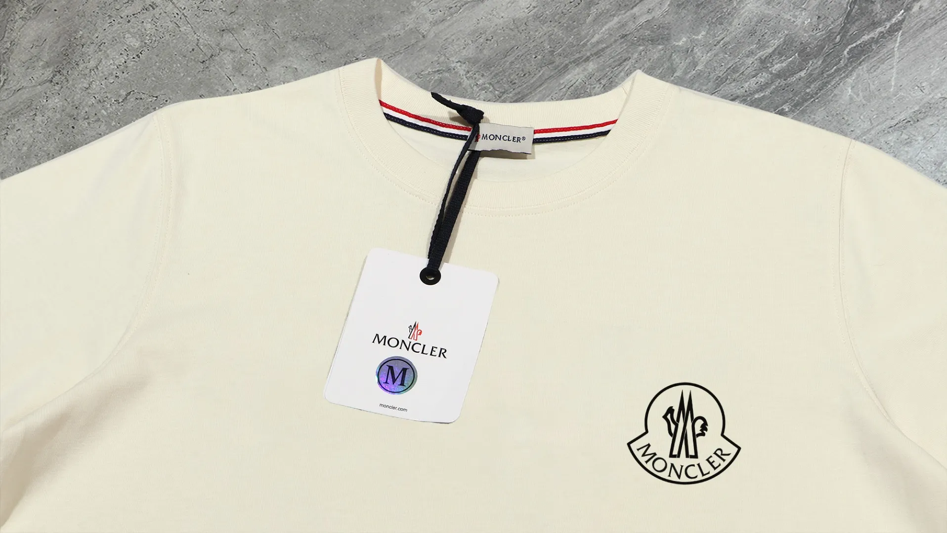 P140￼ 💰Upgraded version "Mobile phone smart sensor ~ NFC chip armband ~ direct access to the official website for anti-counterfeiting" "Moncler ~ Mouth Mouth" 2025 new high-quality round neck short-sleeved T-shirt. The cuffs have imported embroidery labels. Custom dyeing, very comfortable to touch. Super versatile and good-looking short-sleeved. Complete with three labels. Non-market ordinary version. Feel free to compare. Quality is absolutely guaranteed! ‼ First of all, this original fabric is all custom-woven with 32-count double yarn fabric, 250G, and the weight is the same‼ Fine workmanship, double waistcoat method, double waistcoat method, double waistcoat method makes the whole dress more three-dimensional, which is not a craft that ordinary T-shirts can achieve🤪 Size: S-M-L-XL-2XL Color: black, white, apricot, same style for men and women