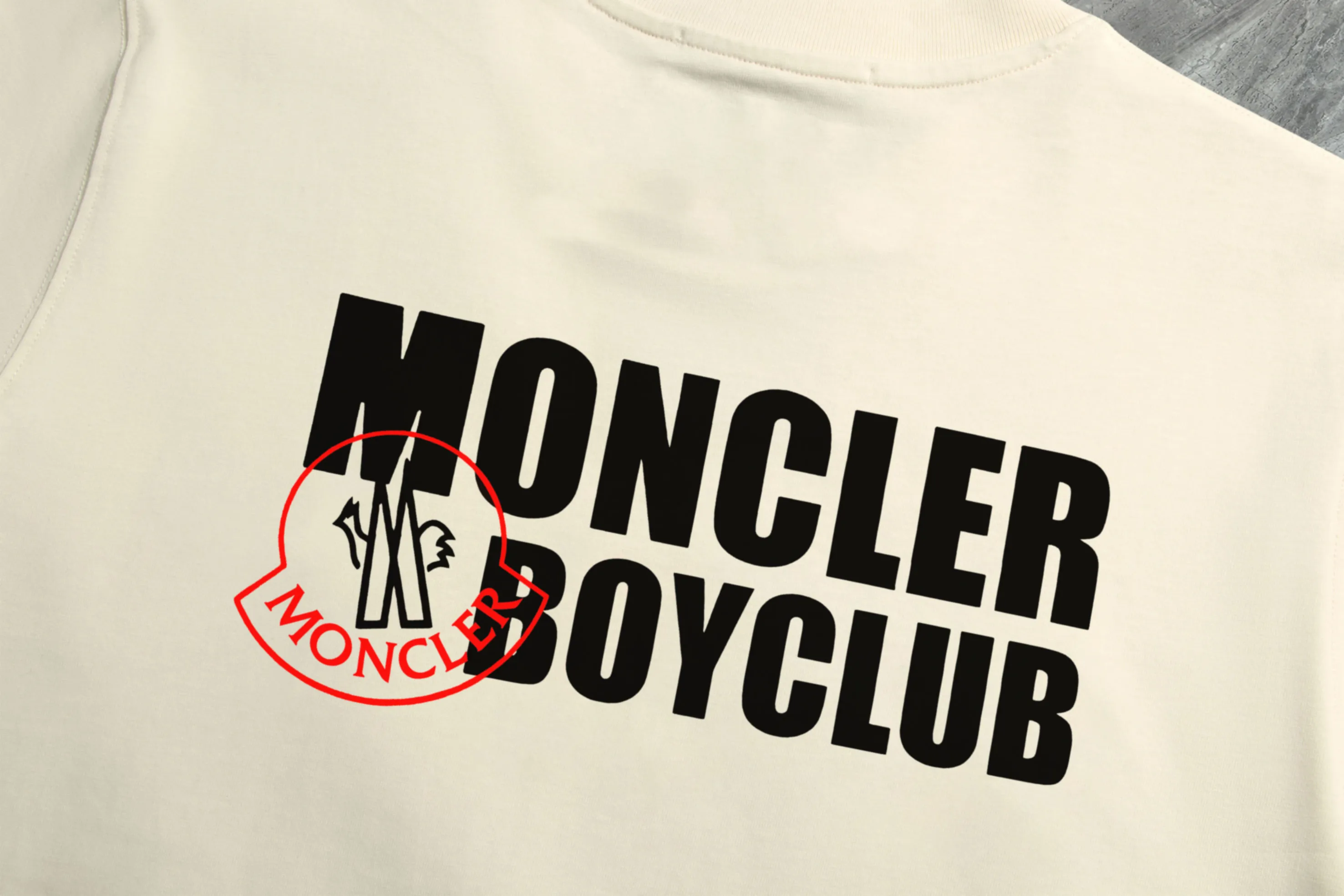 P140￼ 💰Upgraded version "Mobile phone smart sensor ~ NFC chip armband ~ direct access to the official website for anti-counterfeiting" "Moncler ~ Mouth Mouth" 2025 new high-quality round neck short-sleeved T-shirt. The cuffs have imported embroidery labels. Custom dyeing, very comfortable to touch. Super versatile and good-looking short-sleeved. Complete with three labels. Non-market ordinary version. Feel free to compare. Quality is absolutely guaranteed! ‼ First of all, this original fabric is all custom-woven with 32-count double yarn fabric, 250G, and the weight is the same‼ Fine workmanship, double waistcoat method, double waistcoat method, double waistcoat method makes the whole dress more three-dimensional, which is not a craft that ordinary T-shirts can achieve🤪 Size: S-M-L-XL-2XL Color: black, white, apricot, same style for men and women