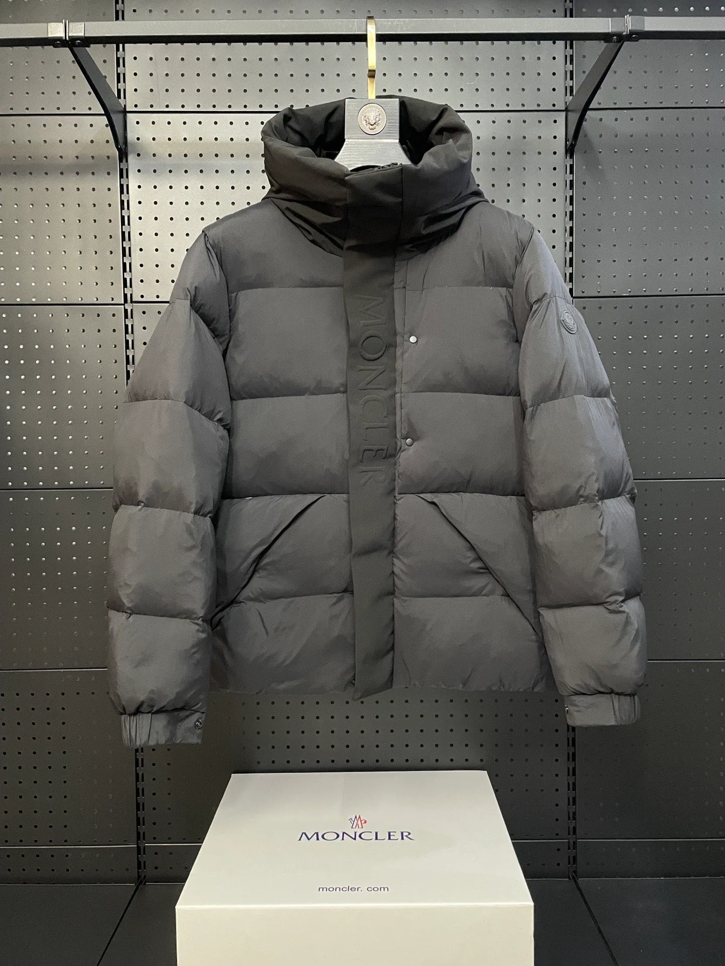 P780 22-year-old Moncler black warrior three-color short down jacket with embossed access control down jacket. Bread jacket. The official website is out of stock. The embossing on the placket is obvious, which distinguishes the currency. moncle madeira series, everyone calls it the black warrior! Flush 500g➕ Moncler Madeira short down jacket, frosted and neat colors and tailoring create a smart posture. Wearing the main line of autumn and winter mousse, return to the hustle and bustle of the city. One of the flagship series for autumn and winter, it is destined to be popular all over the Internet! The high collar design of the bread jacket can be worn by both men and women! Mengkou’s flagship series this year is filled with 90% white goose down, which is warm, comfortable and not bloated. The pattern is made of large squares, and each square is evenly distributed, firmly locking the down and warming your body. Style number: A89# Color: gray black Size: 1234 (equivalent to SMLXL)