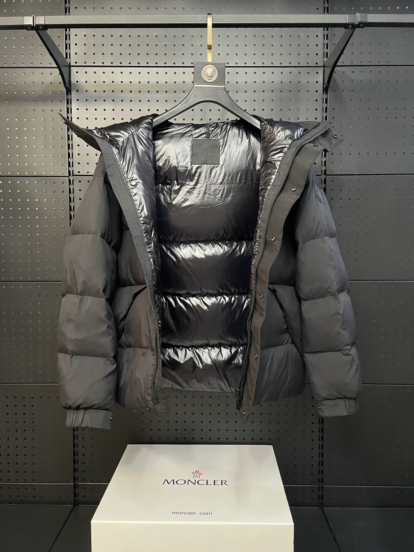 P780 22-year-old Moncler black warrior three-color short down jacket with embossed access control down jacket. Bread jacket. The official website is out of stock. The embossing on the placket is obvious, which distinguishes the currency. moncle madeira series, everyone calls it the black warrior! Flush 500g➕ Moncler Madeira short down jacket, frosted and neat colors and tailoring create a smart posture. Wearing the main line of autumn and winter mousse, return to the hustle and bustle of the city. One of the flagship series for autumn and winter, it is destined to be popular all over the Internet! The high collar design of the bread jacket can be worn by both men and women! Mengkou’s flagship series this year is filled with 90% white goose down, which is warm, comfortable and not bloated. The pattern is made of large squares, and each square is evenly distributed, firmly locking the down and warming your body. Style number: A89# Color: gray black Size: 1234 (equivalent to SMLXL)