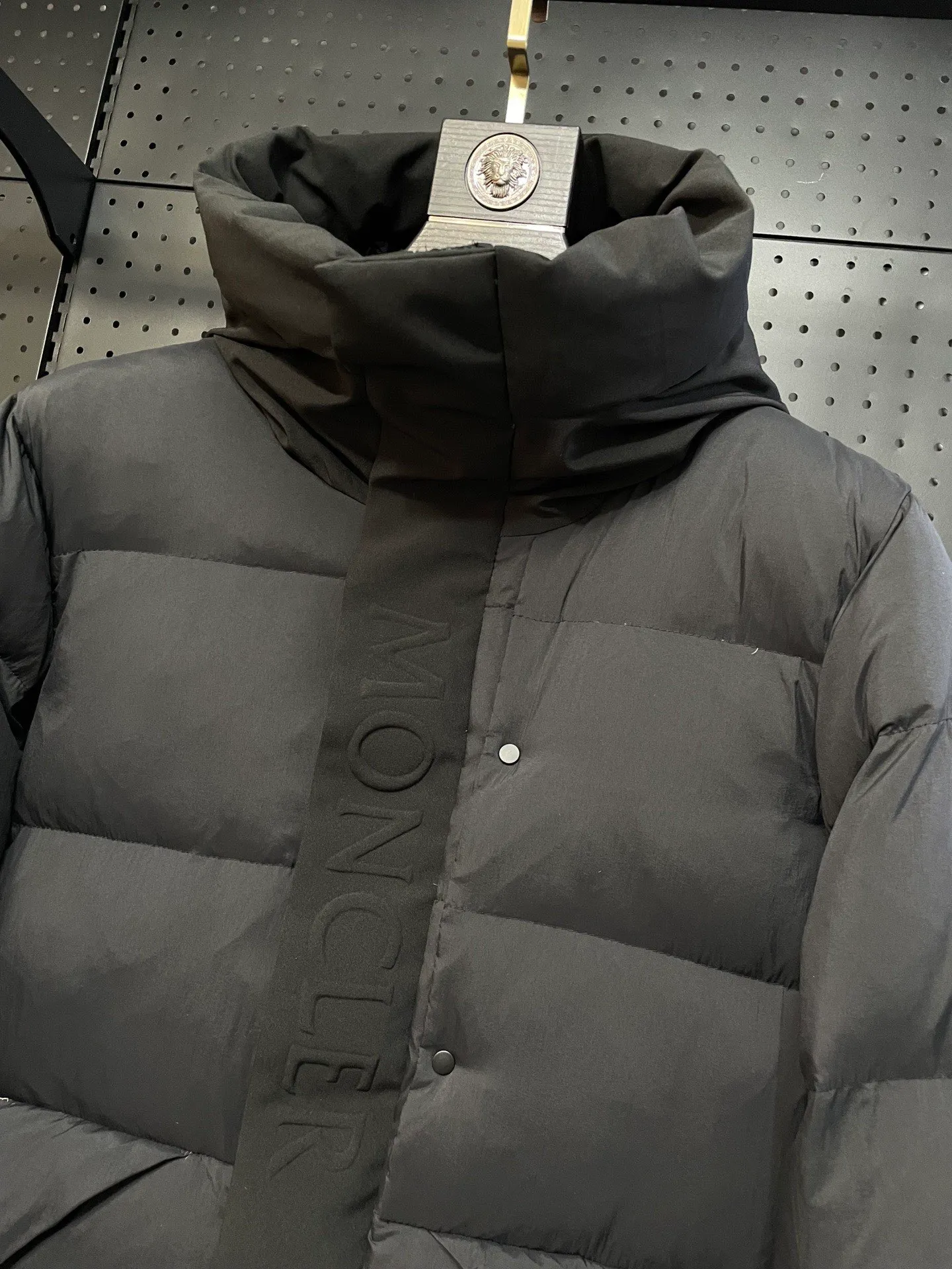 P780 22-year-old Moncler black warrior three-color short down jacket with embossed access control down jacket. Bread jacket. The official website is out of stock. The embossing on the placket is obvious, which distinguishes the currency. moncle madeira series, everyone calls it the black warrior! Flush 500g➕ Moncler Madeira short down jacket, frosted and neat colors and tailoring create a smart posture. Wearing the main line of autumn and winter mousse, return to the hustle and bustle of the city. One of the flagship series for autumn and winter, it is destined to be popular all over the Internet! The high collar design of the bread jacket can be worn by both men and women! Mengkou’s flagship series this year is filled with 90% white goose down, which is warm, comfortable and not bloated. The pattern is made of large squares, and each square is evenly distributed, firmly locking the down and warming your body. Style number: A89# Color: gray black Size: 1234 (equivalent to SMLXL)