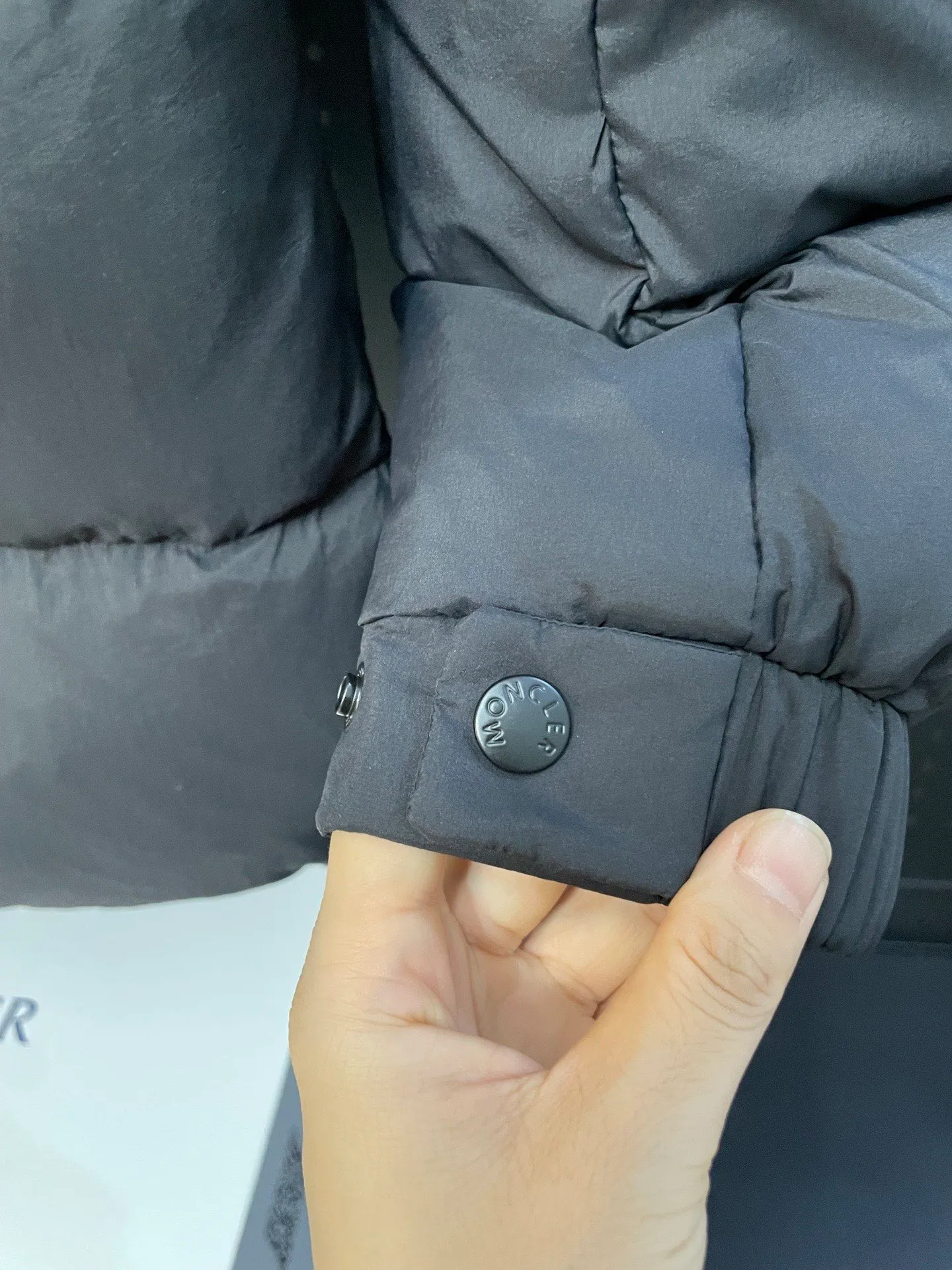 P780 22-year-old Moncler black warrior three-color short down jacket with embossed access control down jacket. Bread jacket. The official website is out of stock. The embossing on the placket is obvious, which distinguishes the currency. moncle madeira series, everyone calls it the black warrior! Flush 500g➕ Moncler Madeira short down jacket, frosted and neat colors and tailoring create a smart posture. Wearing the main line of autumn and winter mousse, return to the hustle and bustle of the city. One of the flagship series for autumn and winter, it is destined to be popular all over the Internet! The high collar design of the bread jacket can be worn by both men and women! Mengkou’s flagship series this year is filled with 90% white goose down, which is warm, comfortable and not bloated. The pattern is made of large squares, and each square is evenly distributed, firmly locking the down and warming your body. Style number: A89# Color: gray black Size: 1234 (equivalent to SMLXL)