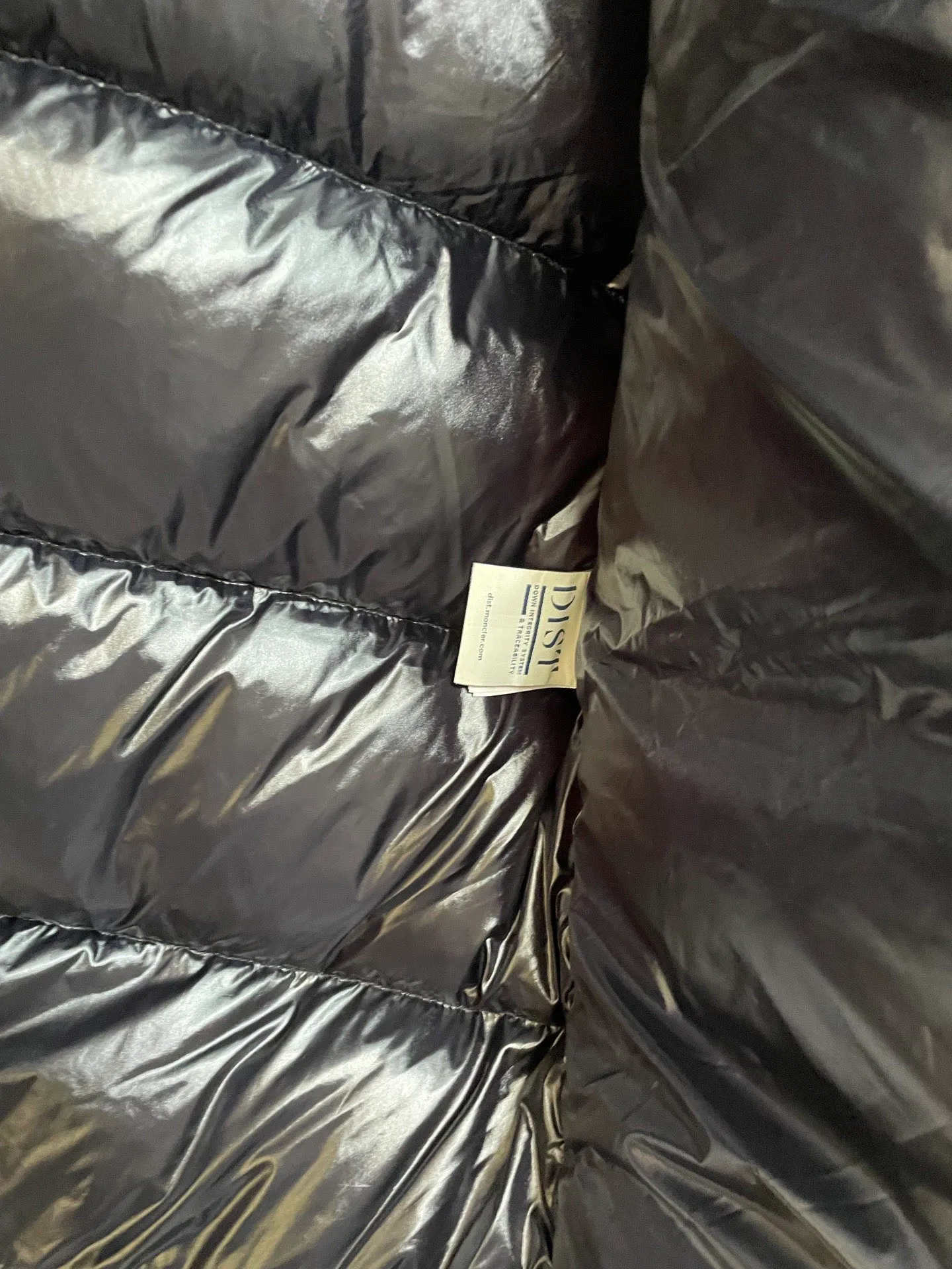 P780 22-year-old Moncler black warrior three-color short down jacket with embossed access control down jacket. Bread jacket. The official website is out of stock. The embossing on the placket is obvious, which distinguishes the currency. moncle madeira series, everyone calls it the black warrior! Flush 500g➕ Moncler Madeira short down jacket, frosted and neat colors and tailoring create a smart posture. Wearing the main line of autumn and winter mousse, return to the hustle and bustle of the city. One of the flagship series for autumn and winter, it is destined to be popular all over the Internet! The high collar design of the bread jacket can be worn by both men and women! Mengkou’s flagship series this year is filled with 90% white goose down, which is warm, comfortable and not bloated. The pattern is made of large squares, and each square is evenly distributed, firmly locking the down and warming your body. Style number: A89# Color: gray black Size: 1234 (equivalent to SMLXL)