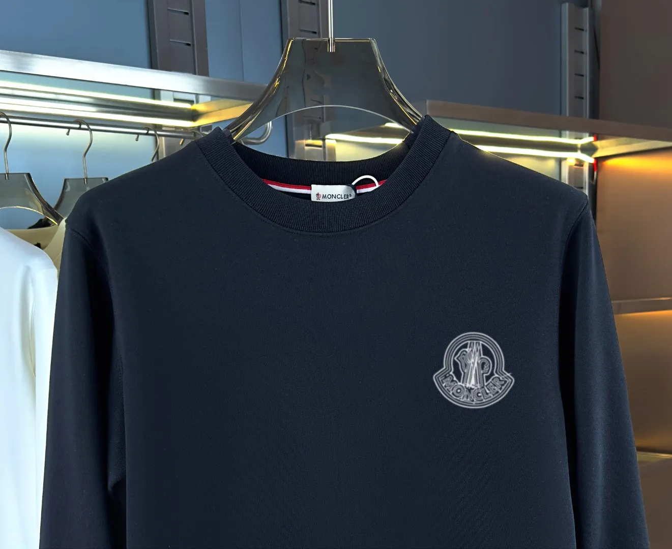 P210 High-version sweatshirt) [Long-term stock] 〖𝐌𝐎𝐍𝐂𝐋𝐄𝐑~Mask〗 Made of 440g heavy-weight fabric. It is different from the market currency. It can be matched with any variety and is properly handsome. 😎The whole dress is made of double waistcoats. The double waistcoats make the whole dress more three-dimensional. Not ordinary factories can do such fine work. 2025 Spring runway version of the T stage, on sale at the counter, round neck terry sweatshirt, high-end double-strand pure cotton, custom-made stretch ribs, dyed in the same vat, complete with three standards, matched with exquisite embroidered LOGO on the chest, simple and advanced, same style for men and women. Color: black, apricot, white, size: S M L XL 2XL