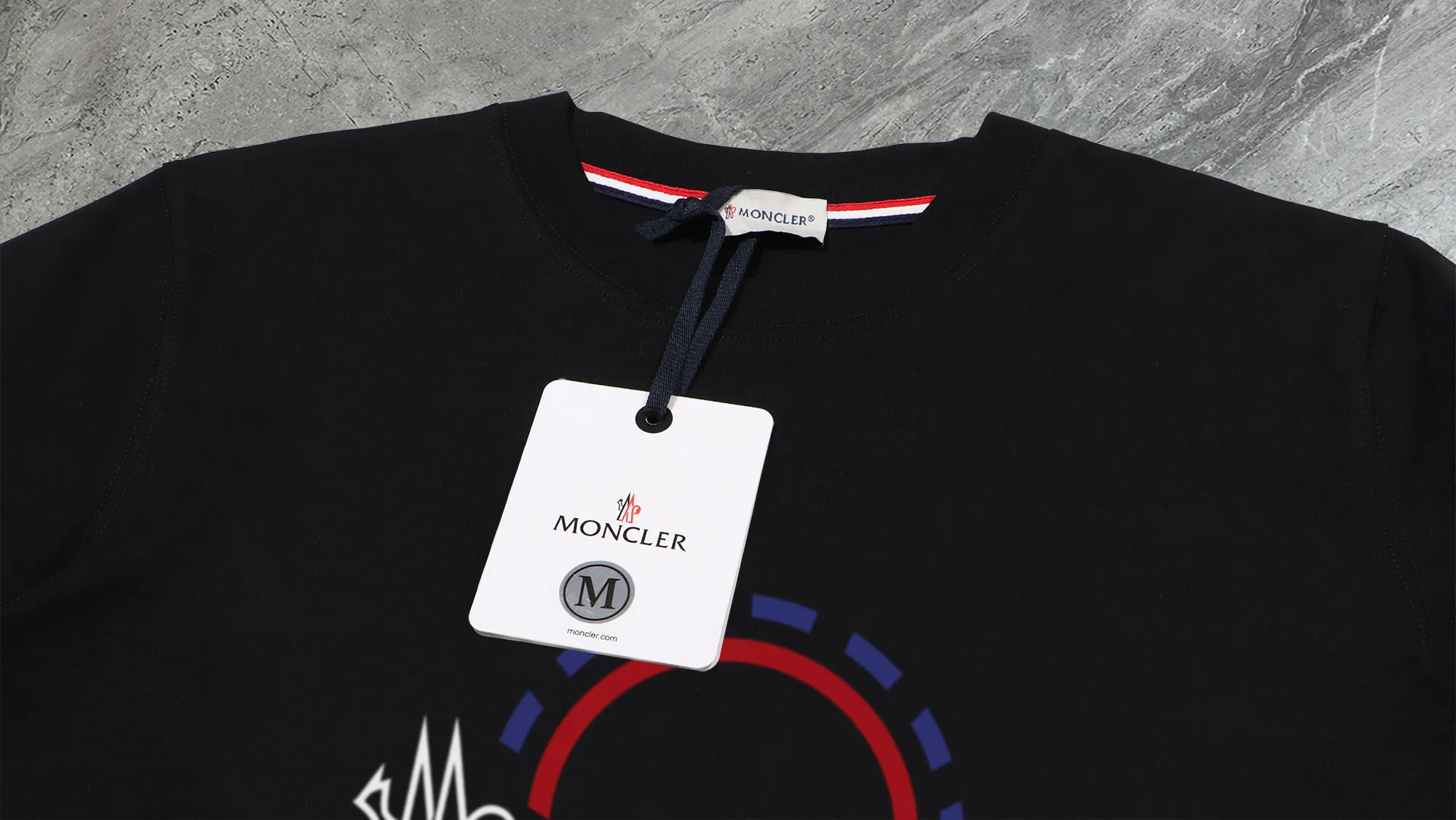 P210 High-version sweatshirt) [Long-term stock] 〖𝐌𝐎𝐍𝐂𝐋𝐄𝐑~Mask〗 Made of 440g heavy-weight fabric. It is different from the market currency. It can be matched with any variety and is properly handsome. 😎The whole dress is made of double waistcoats. The double waistcoats make the whole dress more three-dimensional. Not ordinary factories can do such fine work. 2025 Spring catwalk version of the T stage, on sale at the counter, exquisitely printed round neck terry sweatshirt, high-end double-ply cotton, custom-made stretch ribs, dyed in the same vat, complete with three standards, matched with digital printing patterns and very breathable, same style for men and women, color: black, white, apricot, size: S M L XL 2XL
