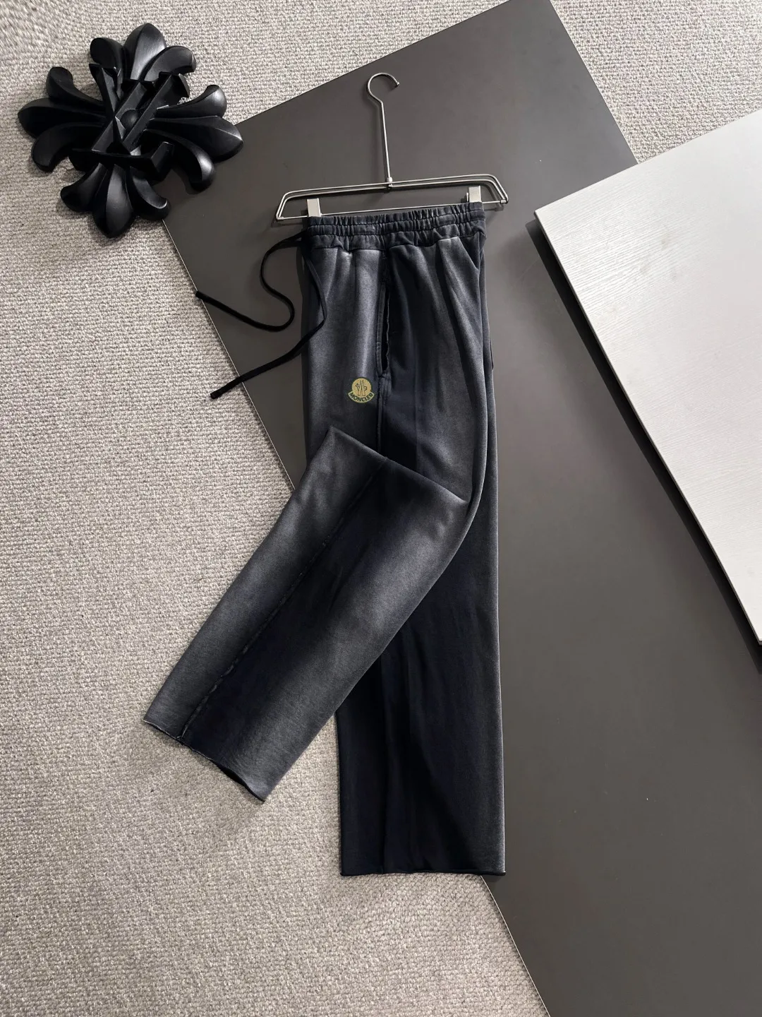 Next day shipment P360 MONCLER/Mongoose Exclusive first release of 25ss autumn and winter new high-quality trousers Compare real-life details at will A perfect choice for autumn and winter. A must-have item. Loose fit. Please refer to the size chart when placing an order: S to XL (or state your height and weight when placing an order)