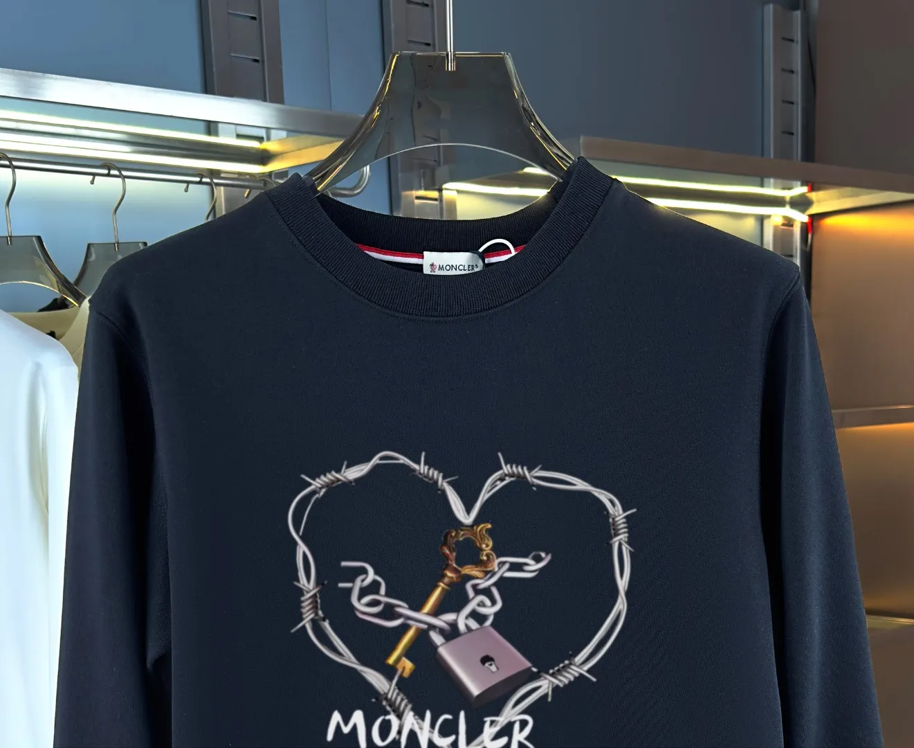 P210 High-version sweatshirt) [Long-term stock] 〖𝐌𝐎𝐍𝐂𝐋𝐄𝐑~Mask〗 Made of 440g heavy-weight fabric. It is different from the market currency. It can be matched with any variety and is properly handsome. 😎The whole dress is made of double waistcoats. The double waistcoats make the whole dress more three-dimensional. Not ordinary factories can do such fine work. 2025 Spring runway version of the T stage, on sale at the counter, round neck terry sweatshirt, high-end double-strand pure cotton, custom-made stretch ribs, dyed in the same vat, complete with three standards, matched with exquisite embroidered LOGO on the chest, simple and advanced, same style for men and women. Color: black, apricot, white, size: S M L XL 2XL