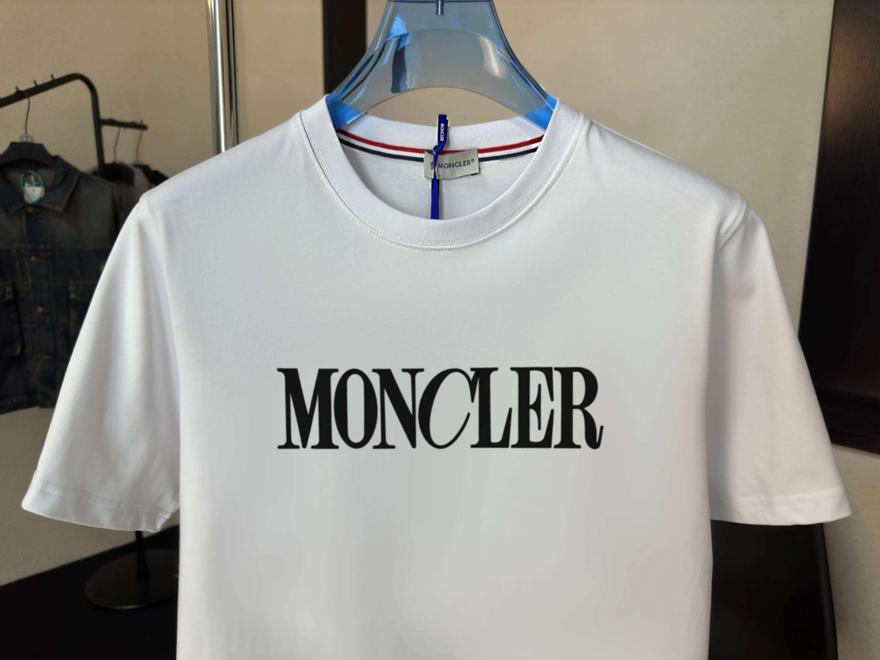 P140 💰Upgraded version "Mobile phone smart sensor ~ NFC chip armband ~ direct access to the official website for anti-counterfeiting" "Moncler ~ Mouth Mouth" 2025 new high-quality round neck short-sleeved T-shirt. The cuffs have imported embroidered labels. Customized dyeing, very comfortable to touch. Super versatile and good-looking short-sleeved. Complete with three labels. Non-market ordinary version. Feel free to compare. Quality is absolutely guaranteed! ‼ First of all, this original fabric is all custom-woven with 32-count double yarn fabric, 250G, and the weight is the same‼ Fine workmanship, double waistcoat method, double waistcoat method, double waistcoat method makes the whole dress more three-dimensional, which is not a craft that ordinary T-shirts can achieve🤪 Size: S-M-L-XL-2XL Color: black, white, apricot, same style for men and women