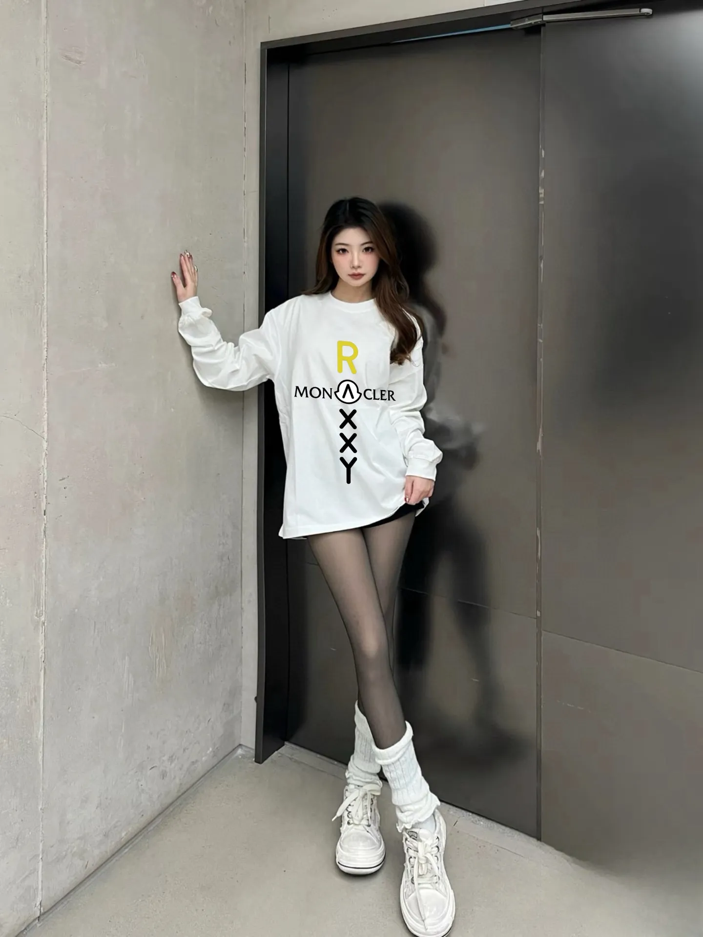 P170 Moncler 2025 new model, light luxury, cross printed letter logo, same style for men and women, long-sleeved T-shirt ·Customized 300g 100% double yarn pure cotton fabric ·Dyeing 32 count double-strand thread ·Collar label, hangtag, main mark and three labels complete Color: White Size: XS S M L
