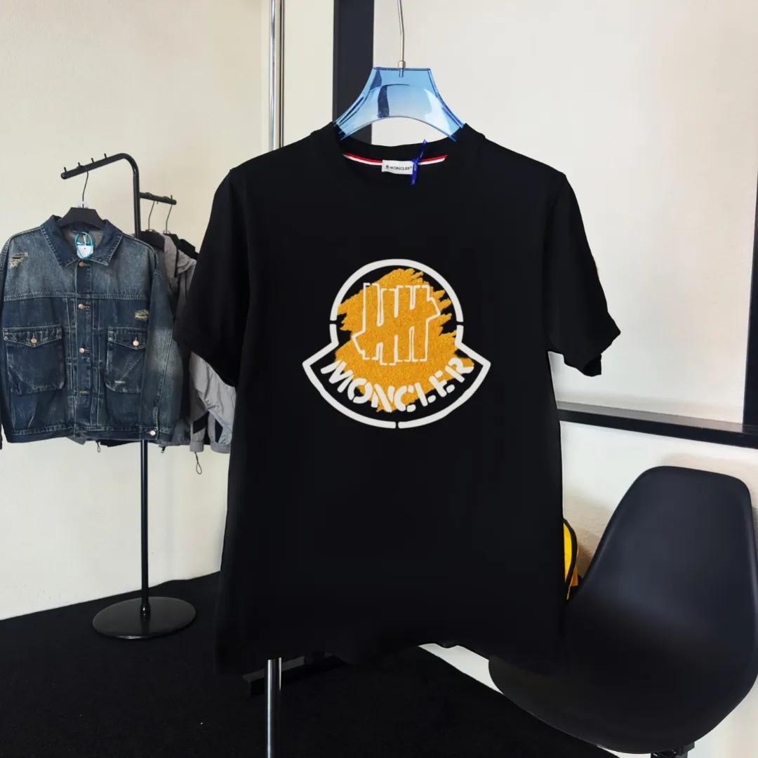P140 Upgraded version "Mobile phone smart sensor ~ NFC chip armband ~ Direct access to the official website for anti-counterfeiting" "Moncler ~ Mouth Mouth" 2025 new high-quality round neck short-sleeved T-shirt. The cuffs have imported embroidered labels. Customized dyeing, very comfortable to touch. Super versatile and good-looking short-sleeved. Complete with three labels. Non-market ordinary version. Feel free to compare. Quality is absolutely guaranteed! ‼ First of all, this original fabric is all custom-woven with 32-count double yarn fabric, 250G, and the weight is the same‼ Fine workmanship, double waistcoat method, double waistcoat method, double waistcoat method makes the whole dress more three-dimensional, which is not a craft that ordinary T-shirts can achieve🤪 Size: S-M-L-XL-2XL Color: black, white, apricot, same style for men and women