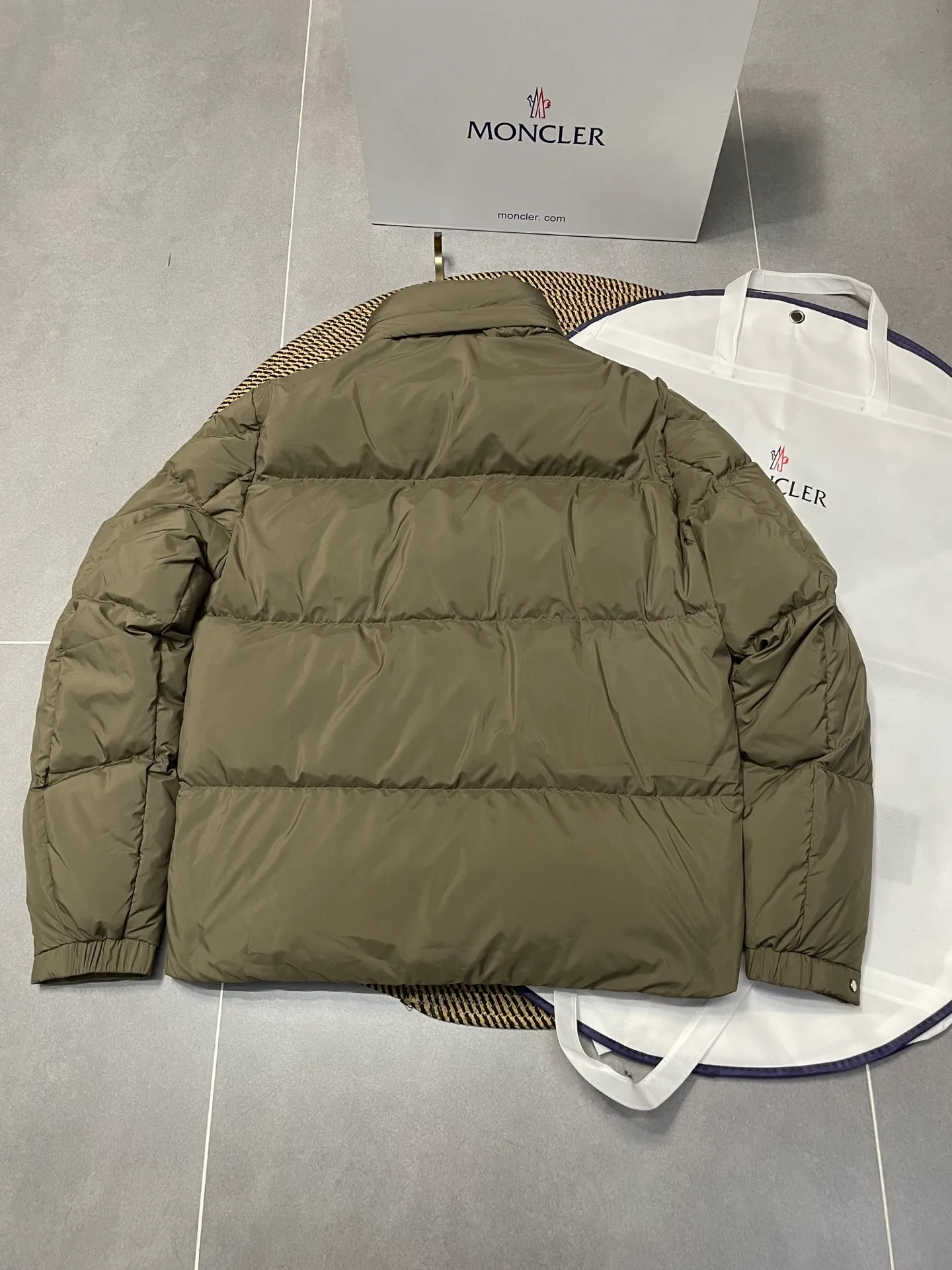 P860 Moncler's new besbre zipper stand-collar down jacket has a new fashionable stand-collar down jacket for autumn and winter. The overall design is simple and beautiful, and it is also very versatile and suitable for any occasion. Paired with a sweatshirt inside, it is fashionable, age-reducing and warm. The body is decorated with leather zipper design pockets, which is fashionable and high-end. The sleeve arms are embellished with the brand's iconic logo, which not only highlights the brand's charm, but also has a high degree of recognition. The luxurious and low-key design is simply great! Powerful functionality brings warmth to the cold winter, is windproof and waterproof, and is filled with 90% velvet content, making you feel warm even on sub-zero nights. Color: Khaki Black Size: 1 2 3 4 5