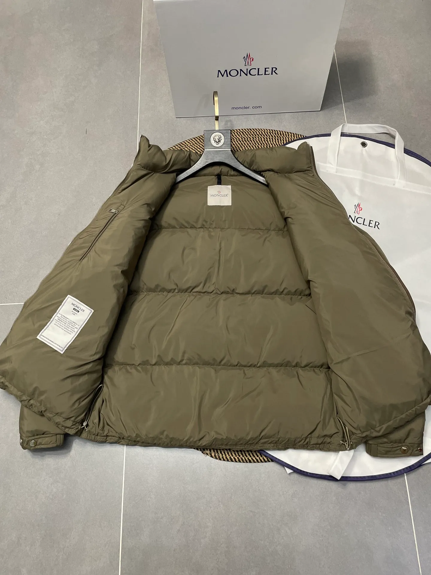 P860 Moncler's new besbre zipper stand-collar down jacket has a new fashionable stand-collar down jacket for autumn and winter. The overall design is simple and beautiful, and it is also very versatile and suitable for any occasion. Paired with a sweatshirt inside, it is fashionable, age-reducing and warm. The body is decorated with leather zipper design pockets, which is fashionable and high-end. The sleeve arms are embellished with the brand's iconic logo, which not only highlights the brand's charm, but also has a high degree of recognition. The luxurious and low-key design is simply great! Powerful functionality brings warmth to the cold winter, is windproof and waterproof, and is filled with 90% velvet content, making you feel warm even on sub-zero nights. Color: Khaki Black Size: 1 2 3 4 5