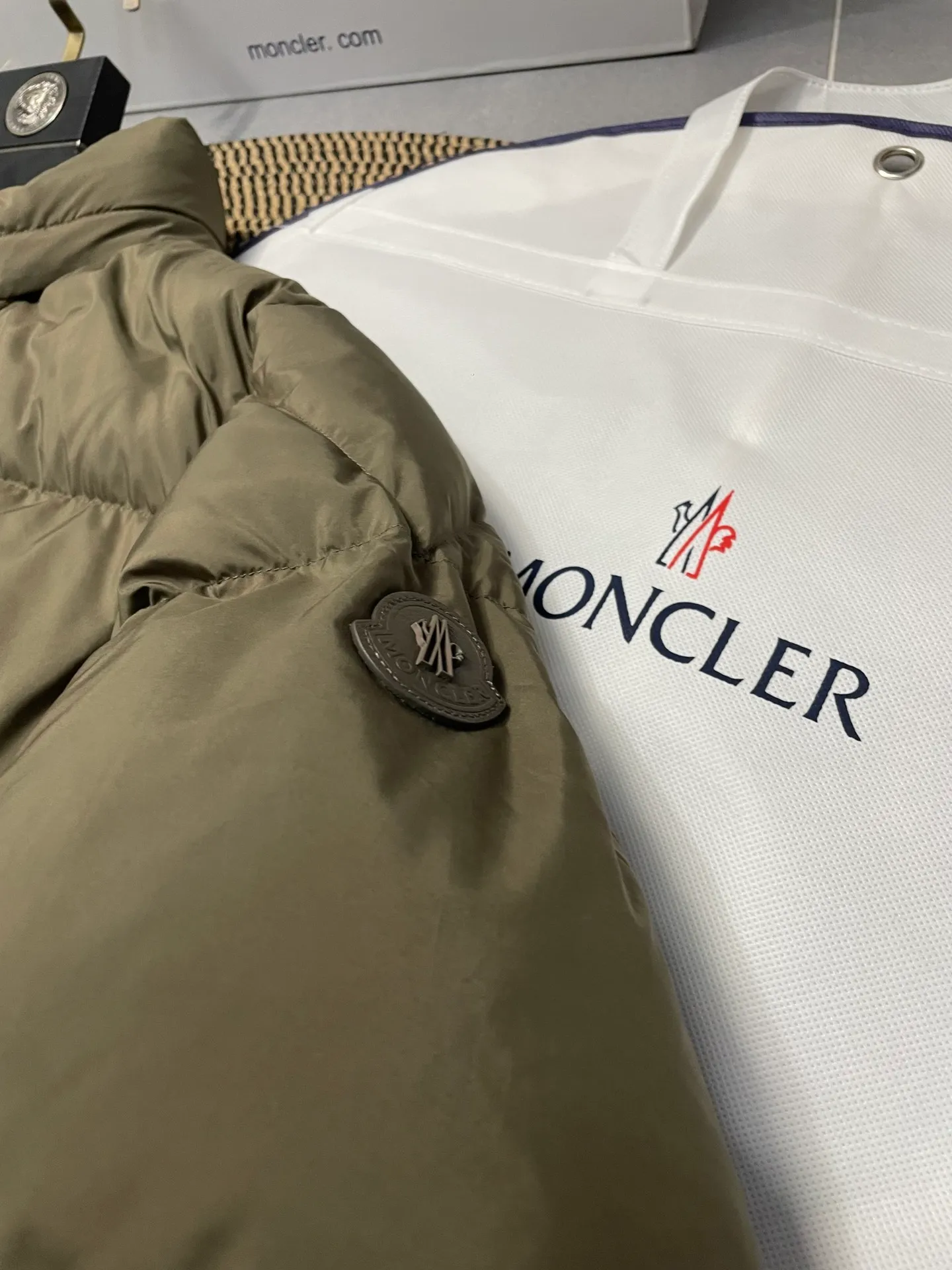 P860 Moncler's new besbre zipper stand-collar down jacket has a new fashionable stand-collar down jacket for autumn and winter. The overall design is simple and beautiful, and it is also very versatile and suitable for any occasion. Paired with a sweatshirt inside, it is fashionable, age-reducing and warm. The body is decorated with leather zipper design pockets, which is fashionable and high-end. The sleeve arms are embellished with the brand's iconic logo, which not only highlights the brand's charm, but also has a high degree of recognition. The luxurious and low-key design is simply great! Powerful functionality brings warmth to the cold winter, is windproof and waterproof, and is filled with 90% velvet content, making you feel warm even on sub-zero nights. Color: Khaki Black Size: 1 2 3 4 5
