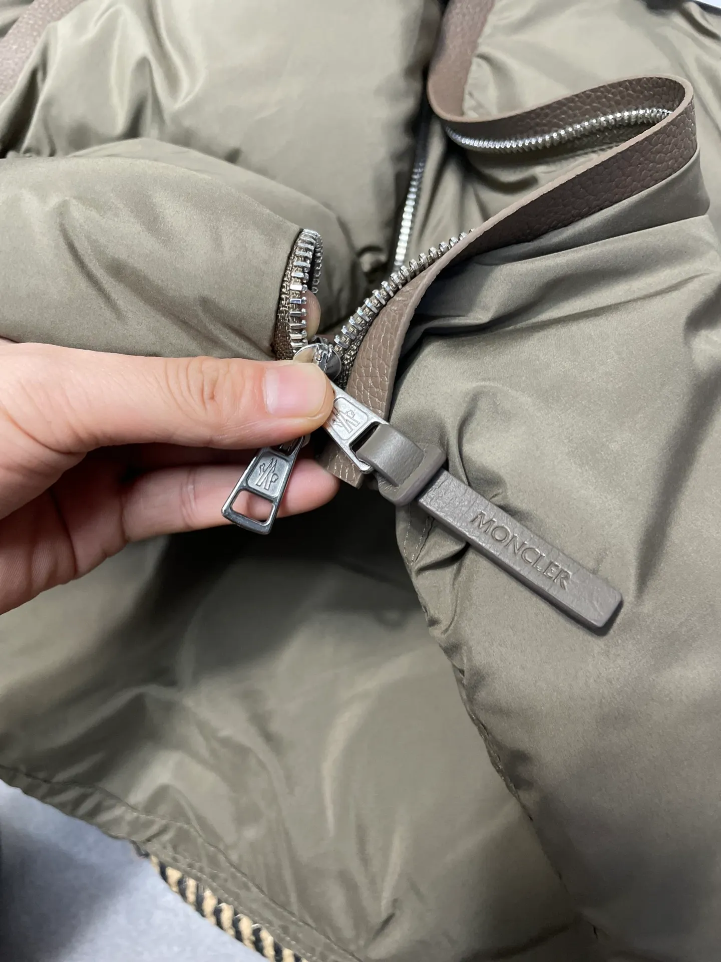 P860 Moncler's new besbre zipper stand-collar down jacket has a new fashionable stand-collar down jacket for autumn and winter. The overall design is simple and beautiful, and it is also very versatile and suitable for any occasion. Paired with a sweatshirt inside, it is fashionable, age-reducing and warm. The body is decorated with leather zipper design pockets, which is fashionable and high-end. The sleeve arms are embellished with the brand's iconic logo, which not only highlights the brand's charm, but also has a high degree of recognition. The luxurious and low-key design is simply great! Powerful functionality brings warmth to the cold winter, is windproof and waterproof, and is filled with 90% velvet content, making you feel warm even on sub-zero nights. Color: Khaki Black Size: 1 2 3 4 5