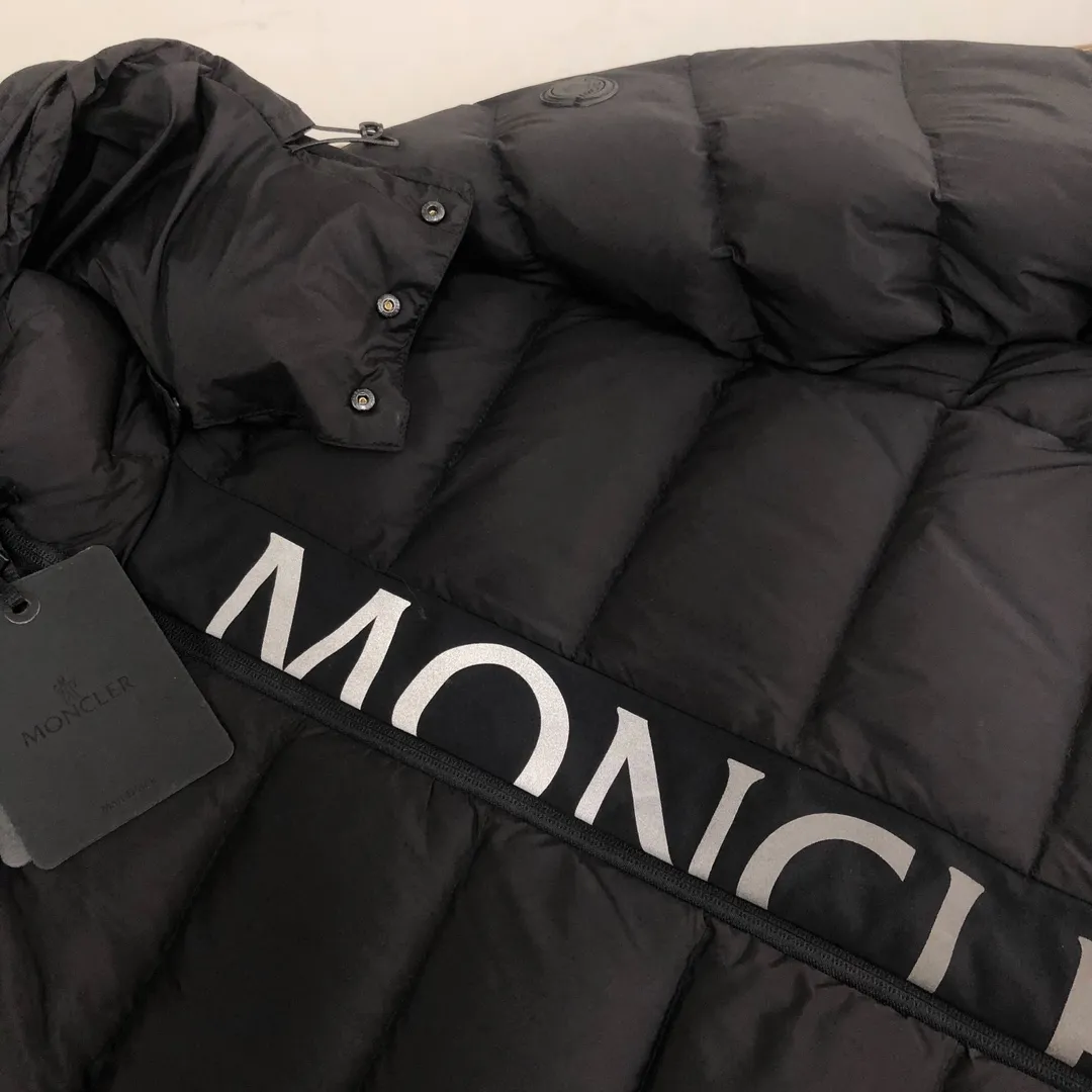P820 𝗠𝗼𝗻𝗰𝗹𝗲𝗿 Mouth covering 2024 latest Ume Black Label Black Samurai/Short Down Jacket (hat is removable), available simultaneously on the official website🛒 👀The overall look is very high-end, especially light and warm, easy to move, light down jacket, short style can show off the charm of a neat figure👍 The hood design helps to improve the cold protection of the neck. It uses high-quality down with outstanding thermal insulation effect. ⚠️The down content is as high as 90% white goose down, which achieves good warmth retention. It has good fluffiness and is lighter and lighter. There is no sense of oppression when worn on the body. The loose version covers the flesh and makes you look slimmer. 👏🏻Refuse to be bloated and lively when going out on the street. It allows the down jacket to break out of the conventional style and create a comfortable aesthetic. It is simple and fashionable and very practical. The upper body effect is natural, casual and comfortable~ ❗️Customized special fabrics, vacuum filled down, exquisite craftsmanship, strict prevention of down drilling, vacuum filling technology, increased air compartment, maintaining the original softness, elasticity and feel of down. Anti-drilling design Code number: 1-2-3-4-5 (M～3XL)