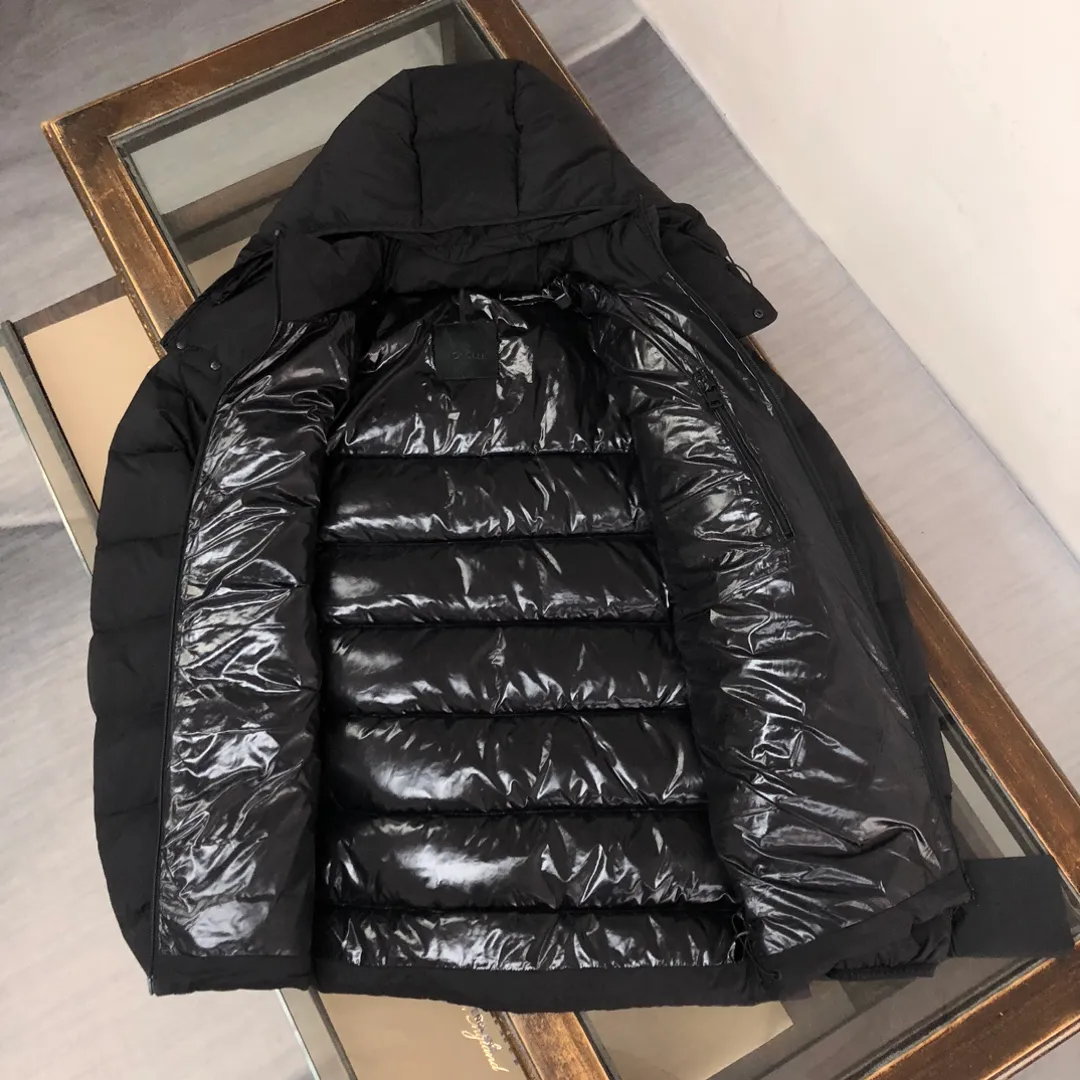 P820 𝗠𝗼𝗻𝗰𝗹𝗲𝗿 Mouth covering 2024 latest Ume Black Label Black Samurai/Short Down Jacket (hat is removable), available simultaneously on the official website🛒 👀The overall look is very high-end, especially light and warm, easy to move, light down jacket, short style can show off the charm of a neat figure👍 The hood design helps to improve the cold protection of the neck. It uses high-quality down with outstanding thermal insulation effect. ⚠️The down content is as high as 90% white goose down, which achieves good warmth retention. It has good fluffiness and is lighter and lighter. There is no sense of oppression when worn on the body. The loose version covers the flesh and makes you look slimmer. 👏🏻Refuse to be bloated and lively when going out on the street. It allows the down jacket to break out of the conventional style and create a comfortable aesthetic. It is simple and fashionable and very practical. The upper body effect is natural, casual and comfortable~ ❗️Customized special fabrics, vacuum filled down, exquisite craftsmanship, strict prevention of down drilling, vacuum filling technology, increased air compartment, maintaining the original softness, elasticity and feel of down. Anti-drilling design Code number: 1-2-3-4-5 (M～3XL)