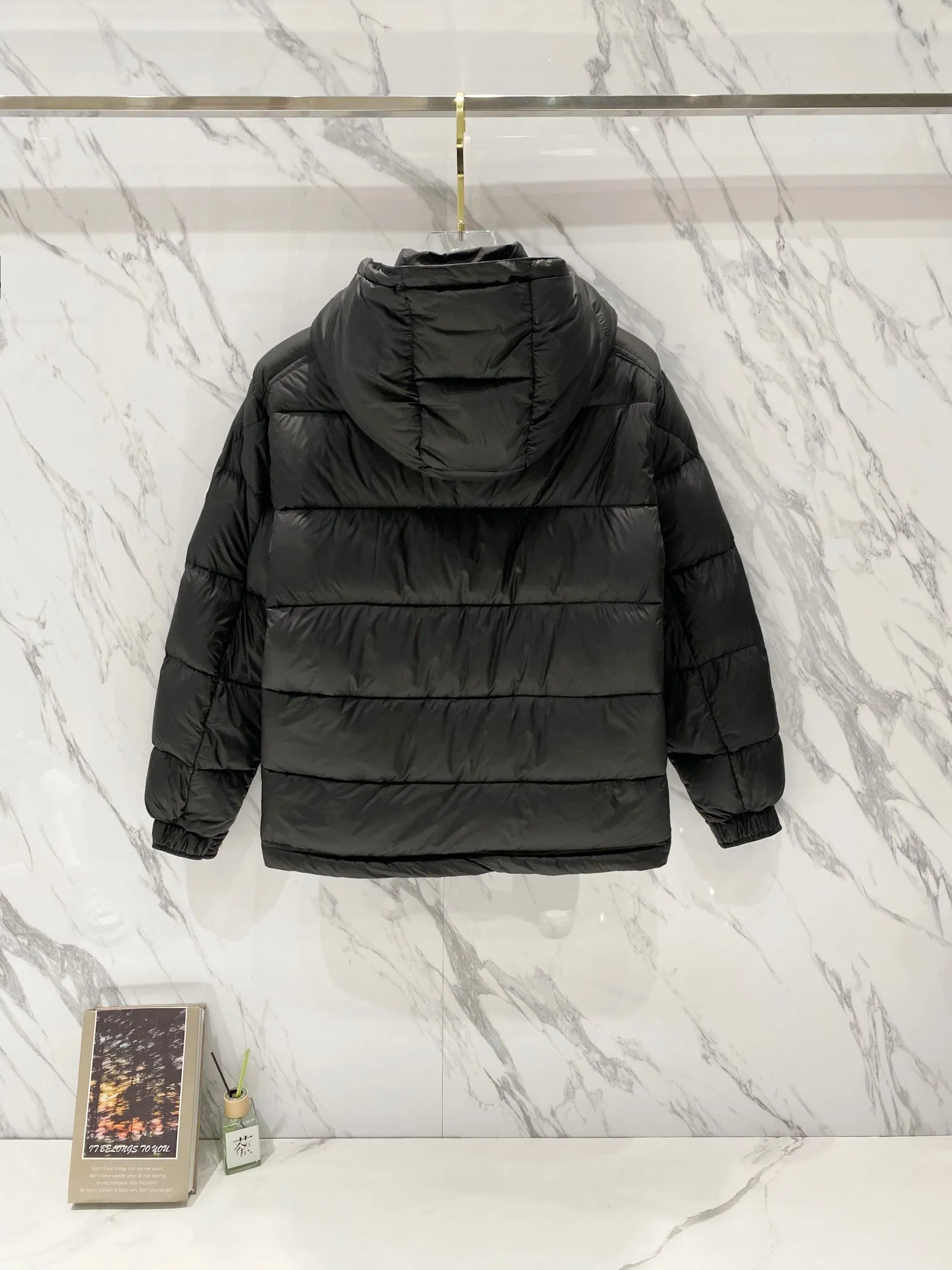 P720 Moncler｜Moncler Moncler 2025 Autumn and Winter New Down Jacket Couple’s Popular Down Jacket ▪️Filling The filling is the new national standard 80 pure white duck down! 700 fill power! Huge fluffy! Easily survive the winter in one piece in the north! Four layers of 400D film-coated bile cloth on the front and back! Rest assured that after washing and wearing it for several years, the lint will not get lost!  ▪️Hardware accessories, original disassembly, mold opening and custom-made four-button buckles, zipper pullers, all with the same LOGO and engraving as the original! Tags, hanging beads, washing, stickers, all original details restored! Really high quality!  Color: Black Size: M L XL