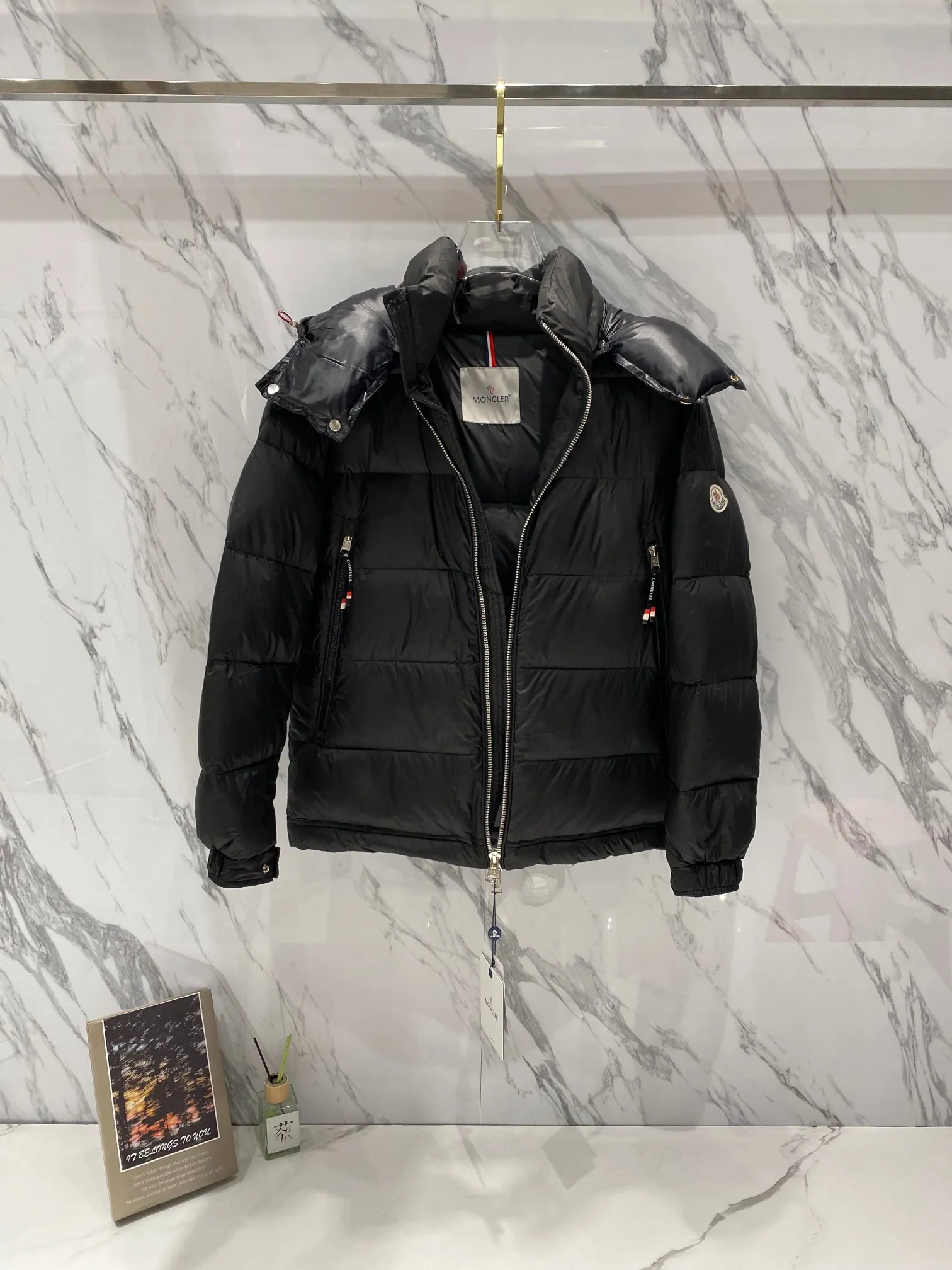 P720 Moncler｜Moncler Moncler 2025 Autumn and Winter New Down Jacket Couple’s Popular Down Jacket ▪️Filling The filling is the new national standard 80 pure white duck down! 700 fill power! Huge fluffy! Easily survive the winter in one piece in the north! Four layers of 400D film-coated bile cloth on the front and back! Rest assured that after washing and wearing it for several years, the lint will not get lost!  ▪️Hardware accessories, original disassembly, mold opening and custom-made four-button buckles, zipper pullers, all with the same LOGO and engraving as the original! Tags, hanging beads, washing, stickers, all original details restored! Really high quality!  Color: Black Size: M L XL