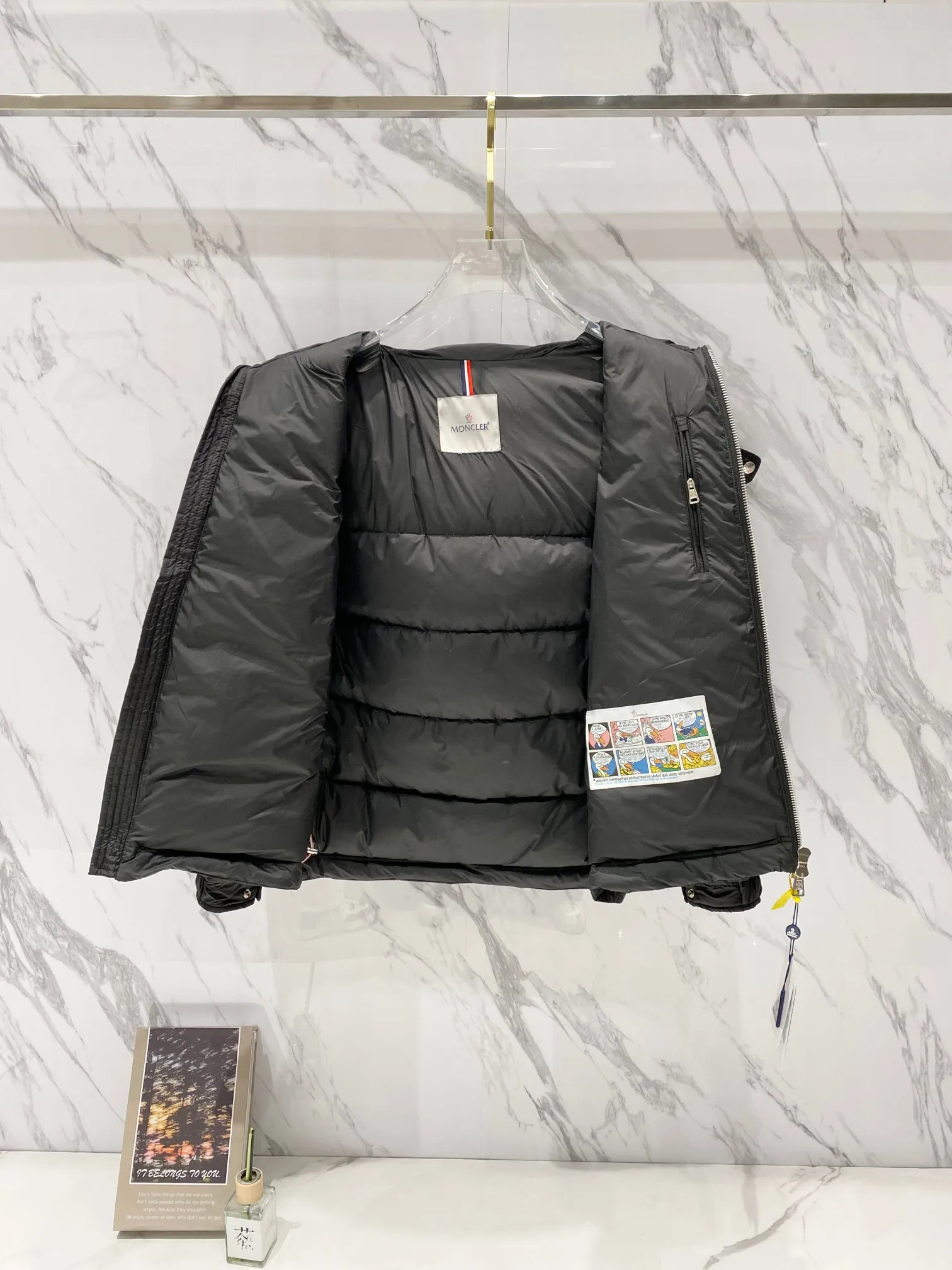P720 Moncler｜Moncler Moncler 2025 Autumn and Winter New Down Jacket Couple’s Popular Down Jacket ▪️Filling The filling is the new national standard 80 pure white duck down! 700 fill power! Huge fluffy! Easily survive the winter in one piece in the north! Four layers of 400D film-coated bile cloth on the front and back! Rest assured that after washing and wearing it for several years, the lint will not get lost!  ▪️Hardware accessories, original disassembly, mold opening and custom-made four-button buckles, zipper pullers, all with the same LOGO and engraving as the original! Tags, hanging beads, washing, stickers, all original details restored! Really high quality!  Color: Black Size: M L XL