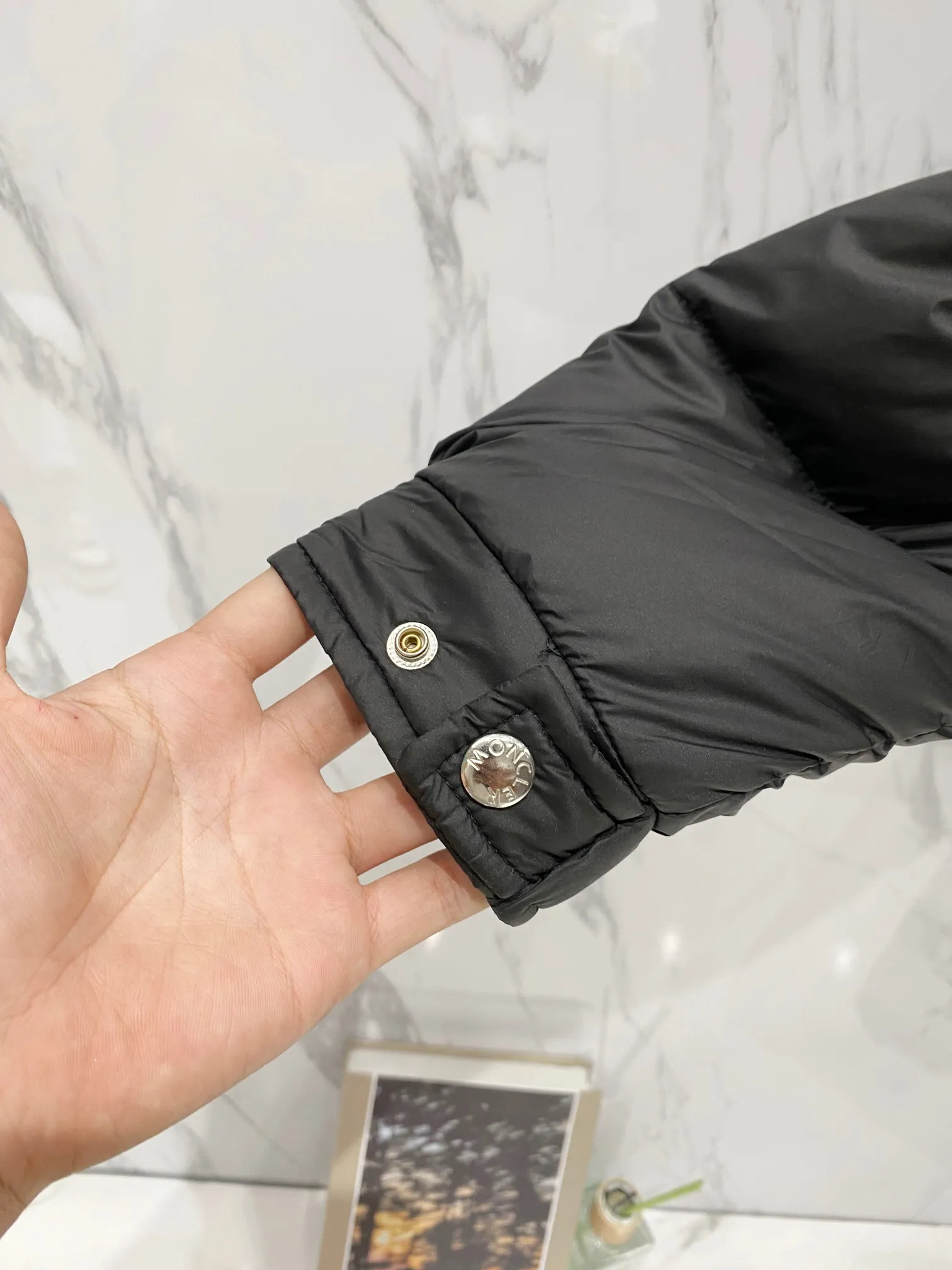 P720 Moncler｜Moncler Moncler 2025 Autumn and Winter New Down Jacket Couple’s Popular Down Jacket ▪️Filling The filling is the new national standard 80 pure white duck down! 700 fill power! Huge fluffy! Easily survive the winter in one piece in the north! Four layers of 400D film-coated bile cloth on the front and back! Rest assured that after washing and wearing it for several years, the lint will not get lost!  ▪️Hardware accessories, original disassembly, mold opening and custom-made four-button buckles, zipper pullers, all with the same LOGO and engraving as the original! Tags, hanging beads, washing, stickers, all original details restored! Really high quality!  Color: Black Size: M L XL