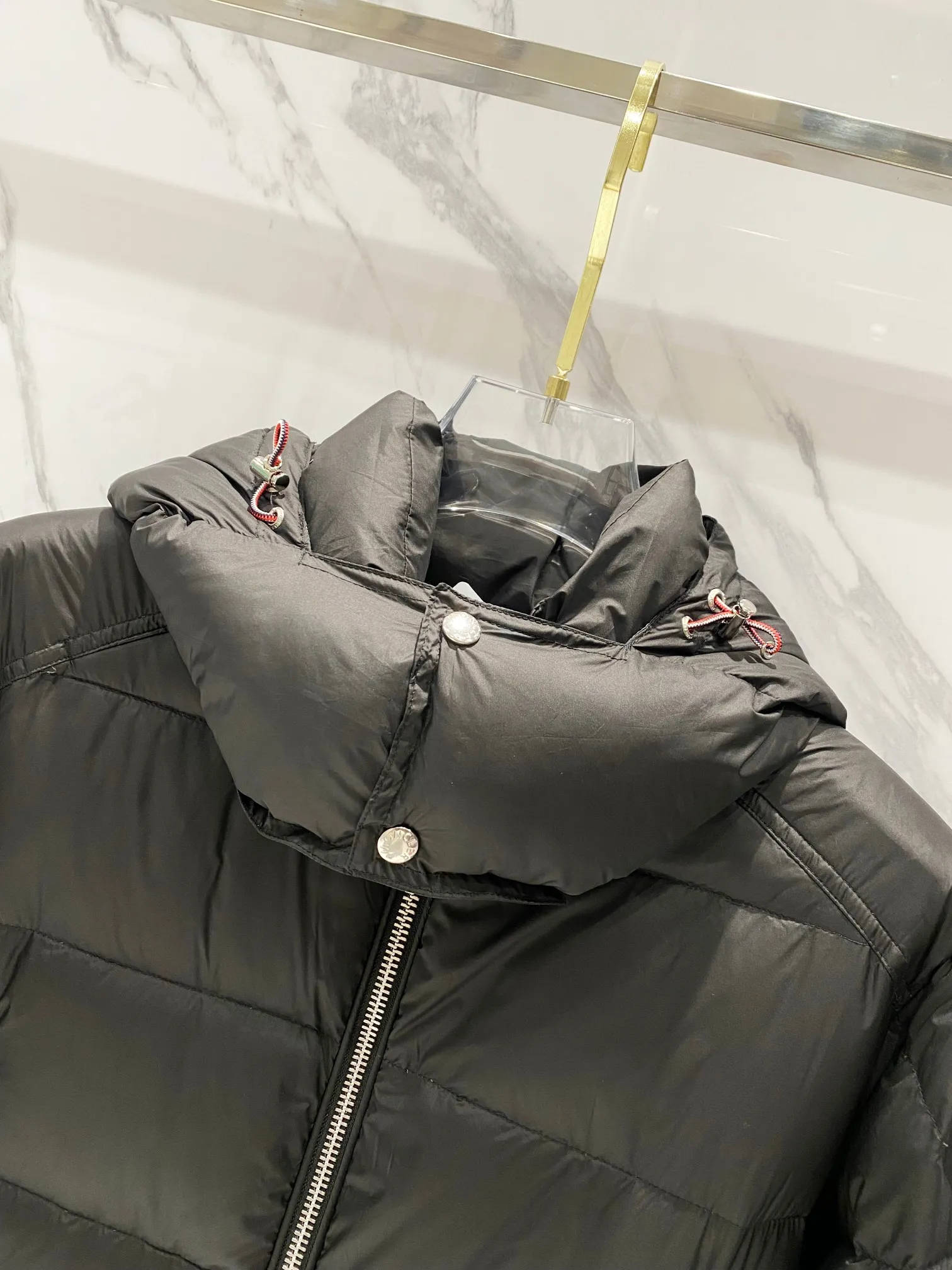 P720 Moncler｜Moncler Moncler 2025 Autumn and Winter New Down Jacket Couple’s Popular Down Jacket ▪️Filling The filling is the new national standard 80 pure white duck down! 700 fill power! Huge fluffy! Easily survive the winter in one piece in the north! Four layers of 400D film-coated bile cloth on the front and back! Rest assured that after washing and wearing it for several years, the lint will not get lost!  ▪️Hardware accessories, original disassembly, mold opening and custom-made four-button buckles, zipper pullers, all with the same LOGO and engraving as the original! Tags, hanging beads, washing, stickers, all original details restored! Really high quality!  Color: Black Size: M L XL