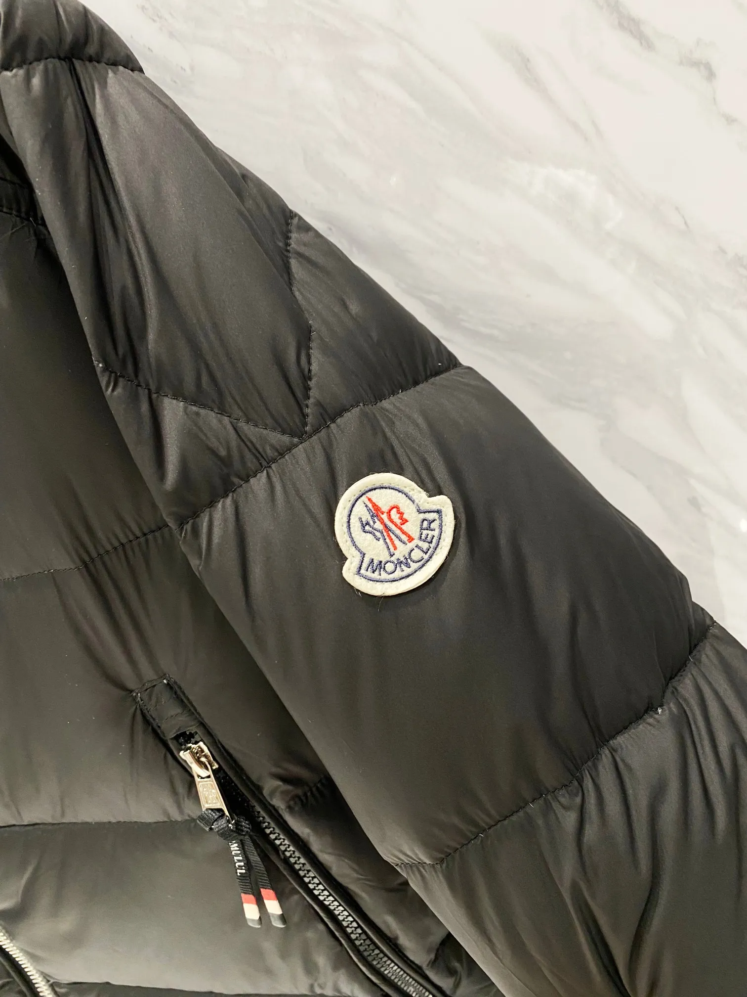 P720 Moncler｜Moncler Moncler 2025 Autumn and Winter New Down Jacket Couple’s Popular Down Jacket ▪️Filling The filling is the new national standard 80 pure white duck down! 700 fill power! Huge fluffy! Easily survive the winter in one piece in the north! Four layers of 400D film-coated bile cloth on the front and back! Rest assured that after washing and wearing it for several years, the lint will not get lost!  ▪️Hardware accessories, original disassembly, mold opening and custom-made four-button buckles, zipper pullers, all with the same LOGO and engraving as the original! Tags, hanging beads, washing, stickers, all original details restored! Really high quality!  Color: Black Size: M L XL