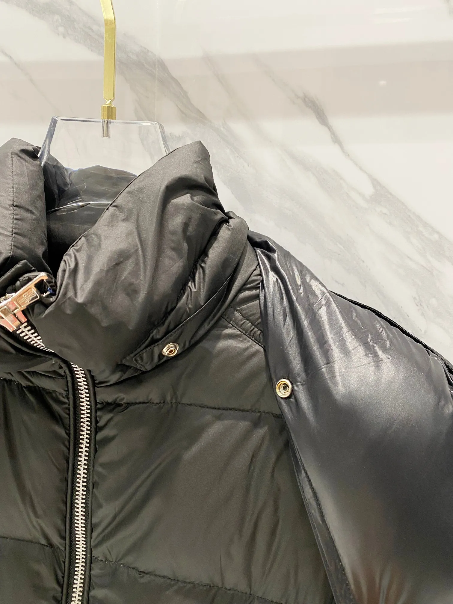 P720 Moncler｜Moncler Moncler 2025 Autumn and Winter New Down Jacket Couple’s Popular Down Jacket ▪️Filling The filling is the new national standard 80 pure white duck down! 700 fill power! Huge fluffy! Easily survive the winter in one piece in the north! Four layers of 400D film-coated bile cloth on the front and back! Rest assured that after washing and wearing it for several years, the lint will not get lost!  ▪️Hardware accessories, original disassembly, mold opening and custom-made four-button buckles, zipper pullers, all with the same LOGO and engraving as the original! Tags, hanging beads, washing, stickers, all original details restored! Really high quality!  Color: Black Size: M L XL