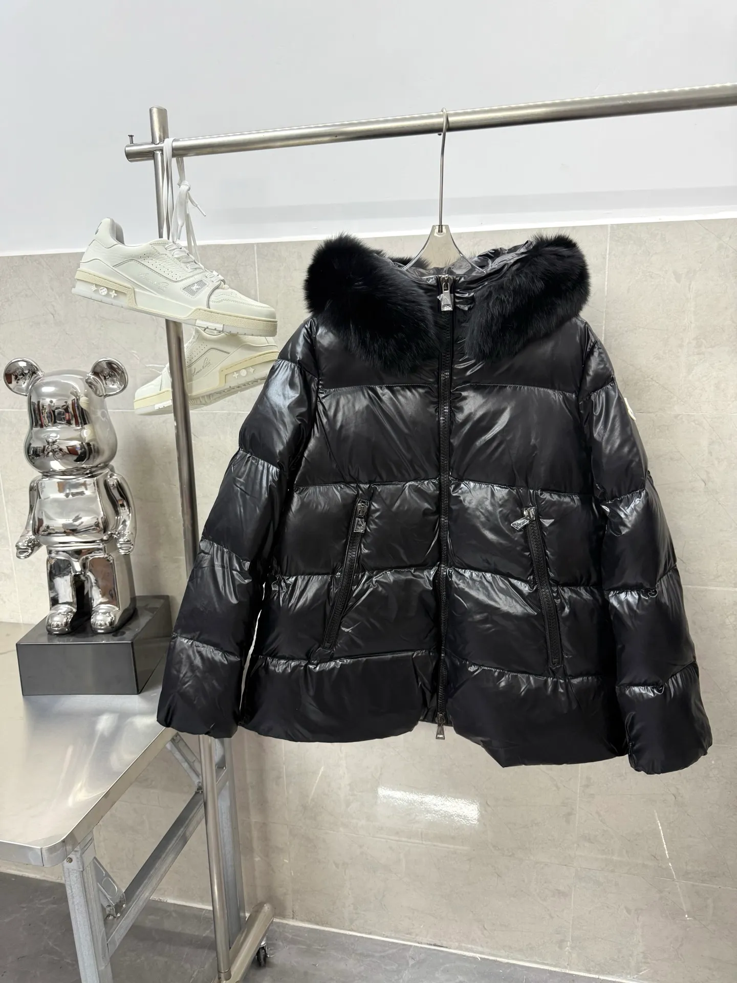 P1100 Moncler Laiche short women's removable imported Finnish fox fur collar down jacket. Laiche women's down jacket combines elegant design and luxurious details. It can be easily changed according to the mood and climate. It is a classic series. The Laiche women's down combines femininity and luxury in a shiny lacquered nylon with a synthetic brim. The brim is easily removable, making it suitable for various casual or elegant occasions. Size: 1234