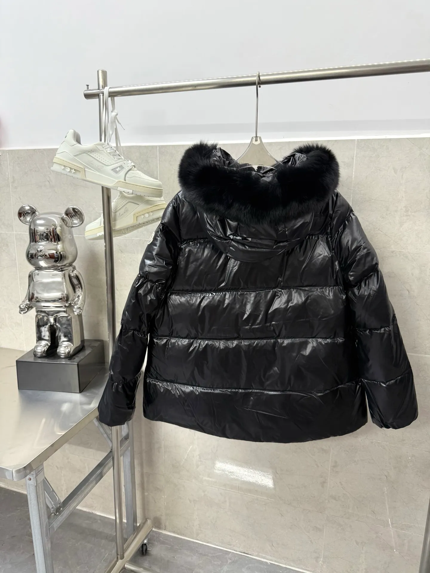 P1100 Moncler Laiche short women's removable imported Finnish fox fur collar down jacket. Laiche women's down jacket combines elegant design and luxurious details. It can be easily changed according to the mood and climate. It is a classic series. The Laiche women's down combines femininity and luxury in a shiny lacquered nylon with a synthetic brim. The brim is easily removable, making it suitable for various casual or elegant occasions. Size: 1234