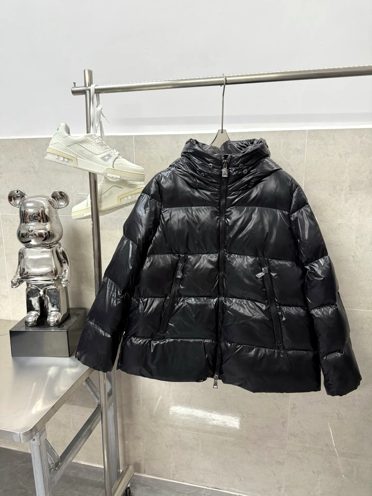 P1100 Moncler Laiche short women's removable imported Finnish fox fur collar down jacket. Laiche women's down jacket combines elegant design and luxurious details. It can be easily changed according to the mood and climate. It is a classic series. The Laiche women's down combines femininity and luxury in a shiny lacquered nylon with a synthetic brim. The brim is easily removable, making it suitable for various casual or elegant occasions. Size: 1234