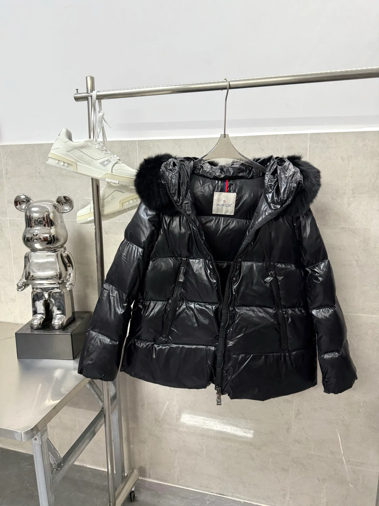 P1100 Moncler Laiche short women's removable imported Finnish fox fur collar down jacket. Laiche women's down jacket combines elegant design and luxurious details. It can be easily changed according to the mood and climate. It is a classic series. The Laiche women's down combines femininity and luxury in a shiny lacquered nylon with a synthetic brim. The brim is easily removable, making it suitable for various casual or elegant occasions. Size: 1234