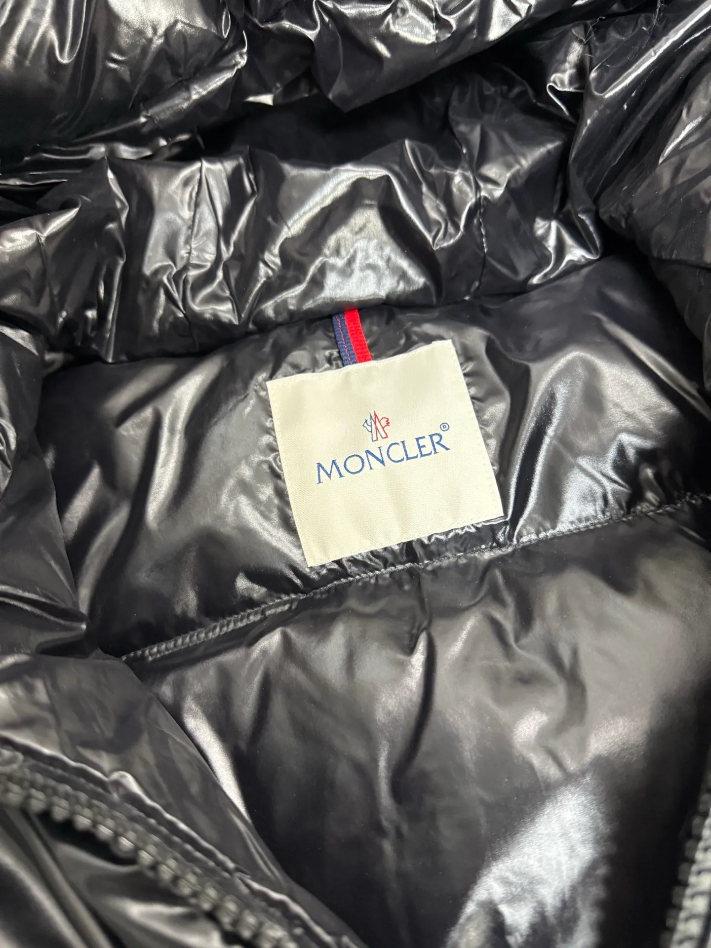 P1100 Moncler Laiche short women's removable imported Finnish fox fur collar down jacket. Laiche women's down jacket combines elegant design and luxurious details. It can be easily changed according to the mood and climate. It is a classic series. The Laiche women's down combines femininity and luxury in a shiny lacquered nylon with a synthetic brim. The brim is easily removable, making it suitable for various casual or elegant occasions. Size: 1234