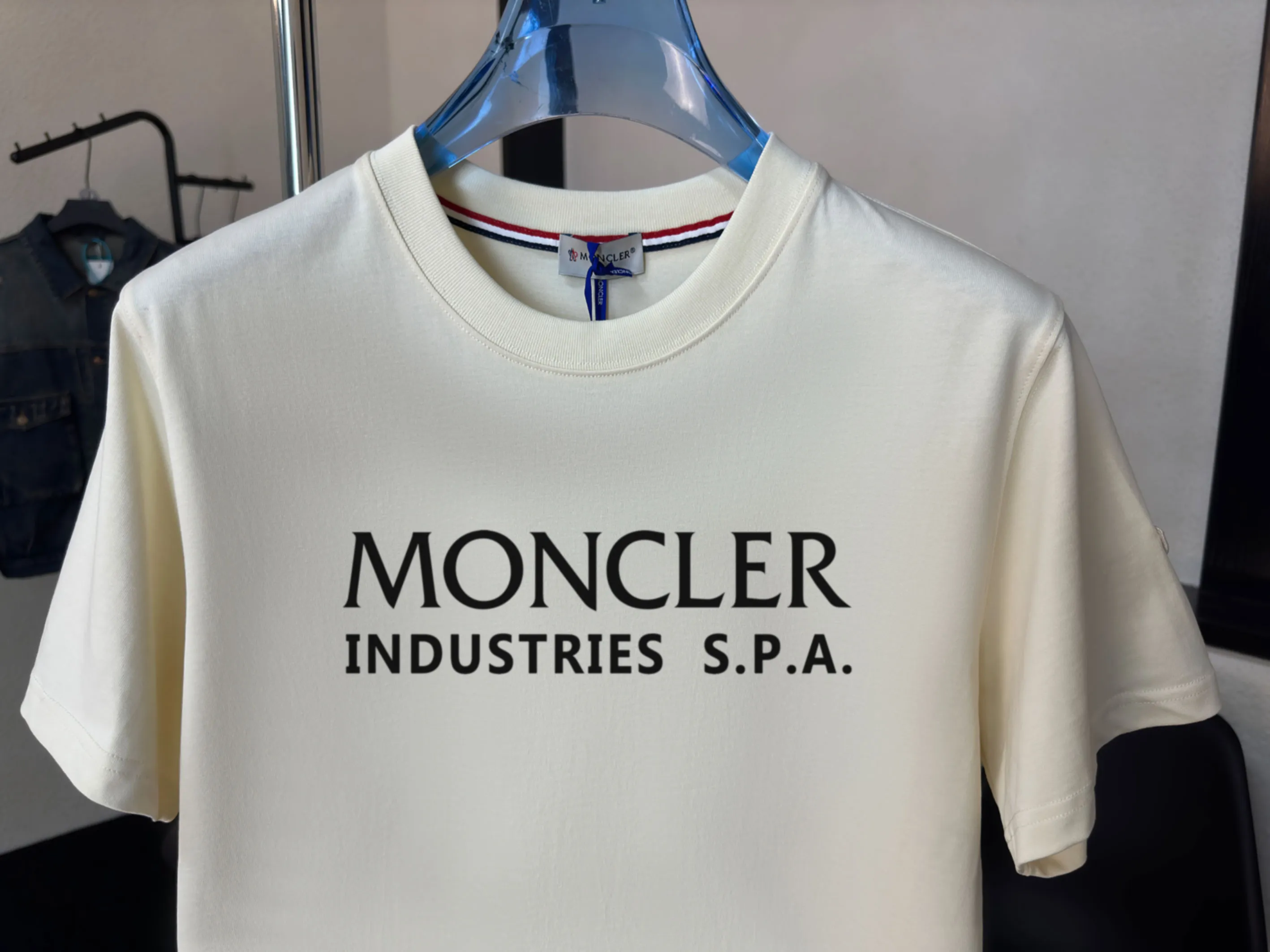 P140 Upgraded version "Mobile phone smart sensor ~ NFC chip armband ~ Direct access to the official website for anti-counterfeiting" "Moncler ~ Mouth Mouth" 2025 new high-quality round neck short-sleeved T-shirt. The cuffs have imported embroidered labels. Customized dyeing, very comfortable to touch. Super versatile and good-looking short-sleeved. Complete with three labels. Non-market ordinary version. Feel free to compare. Quality is absolutely guaranteed! ‼ First of all, this original fabric is all custom-woven with 32-count double yarn fabric, 250G, and the weight is the same‼ Fine workmanship, double waistcoat method, double waistcoat method, double waistcoat method makes the whole dress more three-dimensional, which is not a craft that ordinary T-shirts can achieve🤪 Size: S-M-L-XL-2XL Color: black, white, apricot, same style for men and women