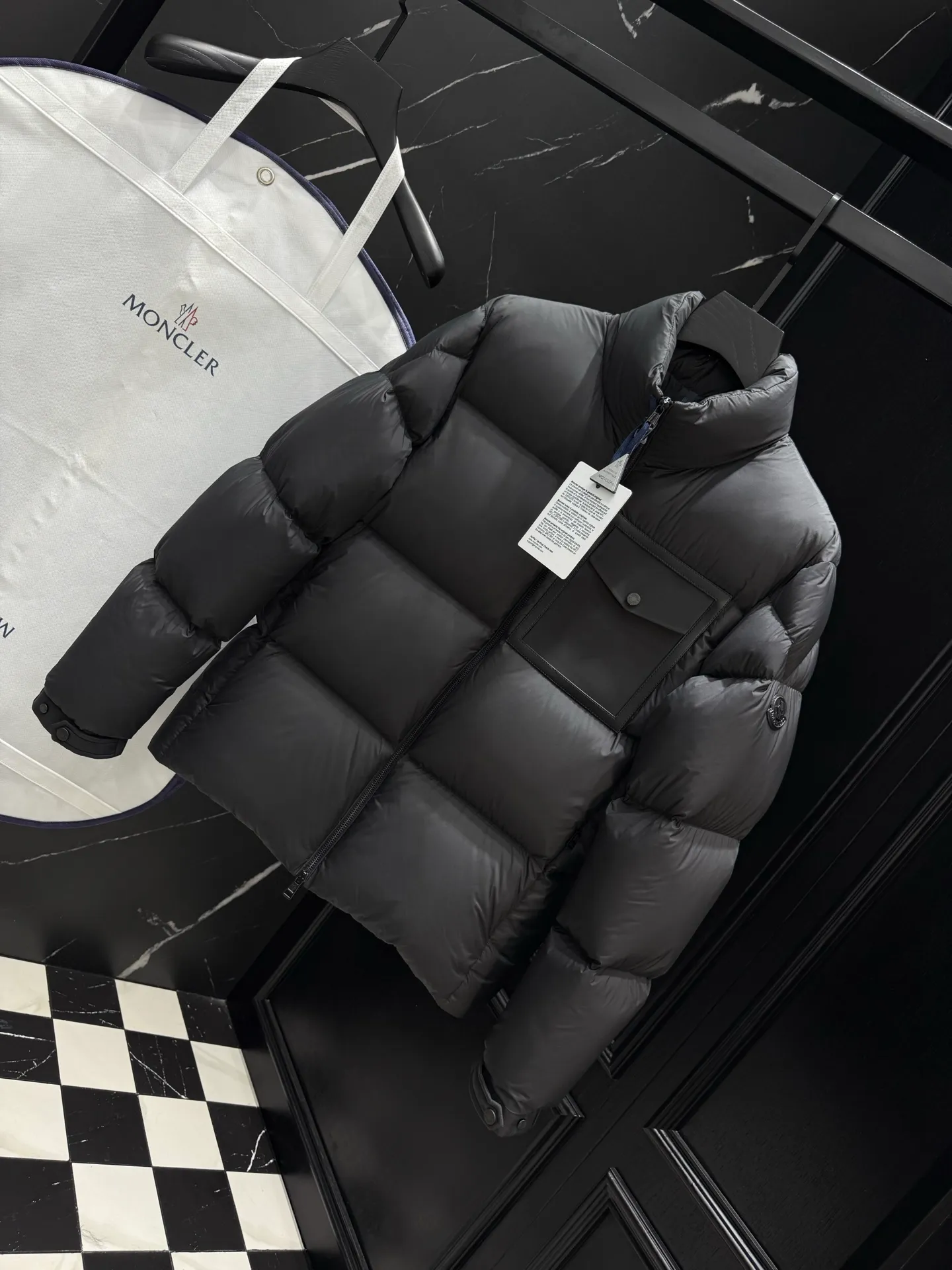 P860 Moncler Chinon Square-Quilted Short Down short stand-up collar zipper long-sleeved down jacket 🆕Original 1:1 customized hardware accessories are all imported and original customization. Welcome to compare at the counter. Absolutely high quality. Made of top-grade white duck down. Super soft. Full and fluffy. Super heavy workmanship. Fabric workmanship. 👍Perfect version. Note⚠The fabric is super comfortable. Exclusive model. Non-market goods. Unisex size: 12345 Color: black camel beige